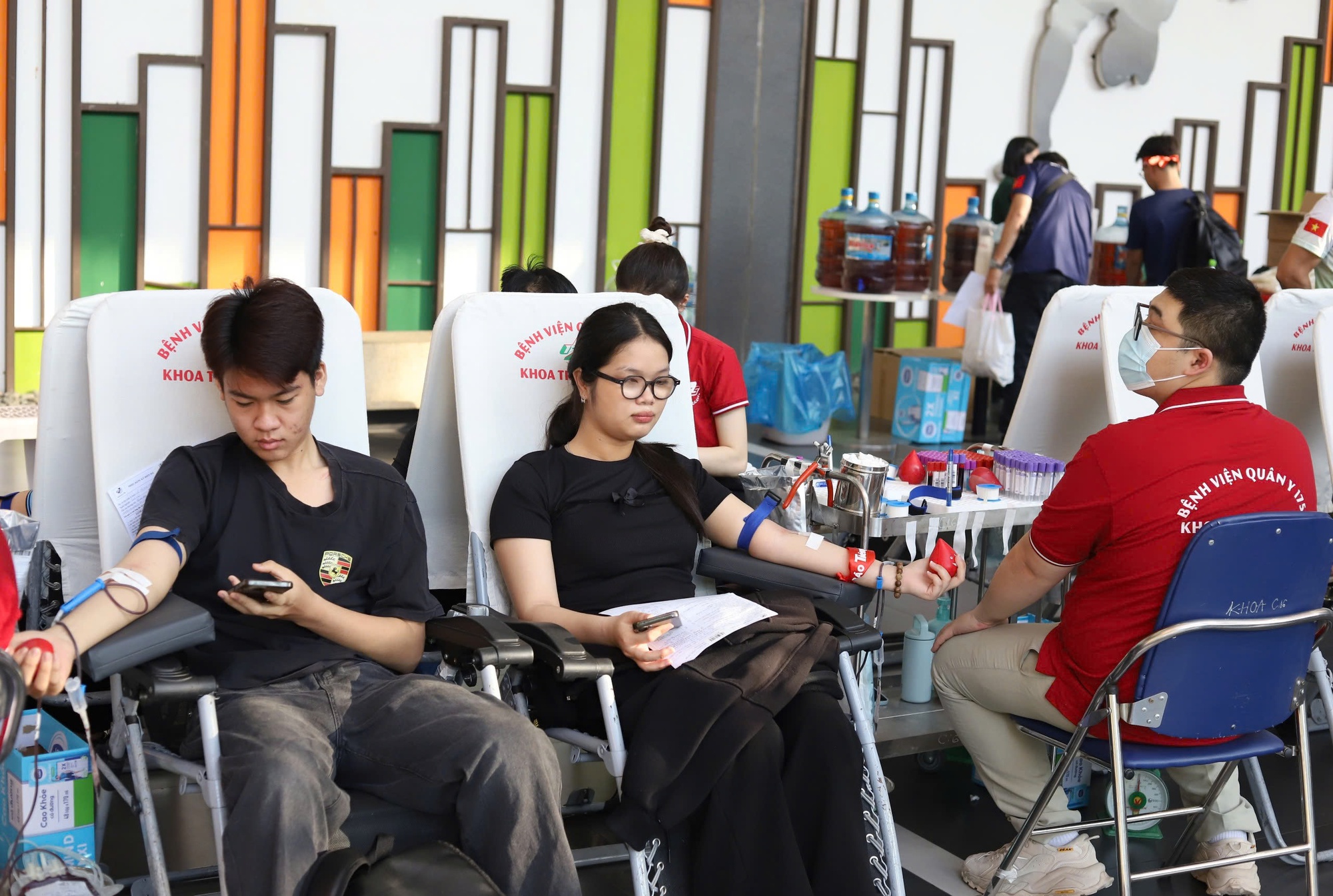 Nguồn m&aacute;u dự trữ cứu người giảm, h&agrave;ng trăm người tham gia hiến m&aacute;u- Ảnh 3.