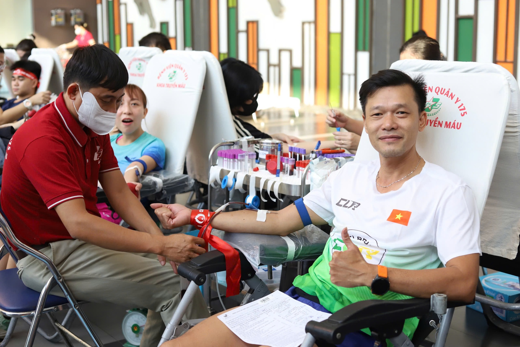 Nguồn m&aacute;u dự trữ cứu người giảm, h&agrave;ng trăm người tham gia hiến m&aacute;u- Ảnh 4.