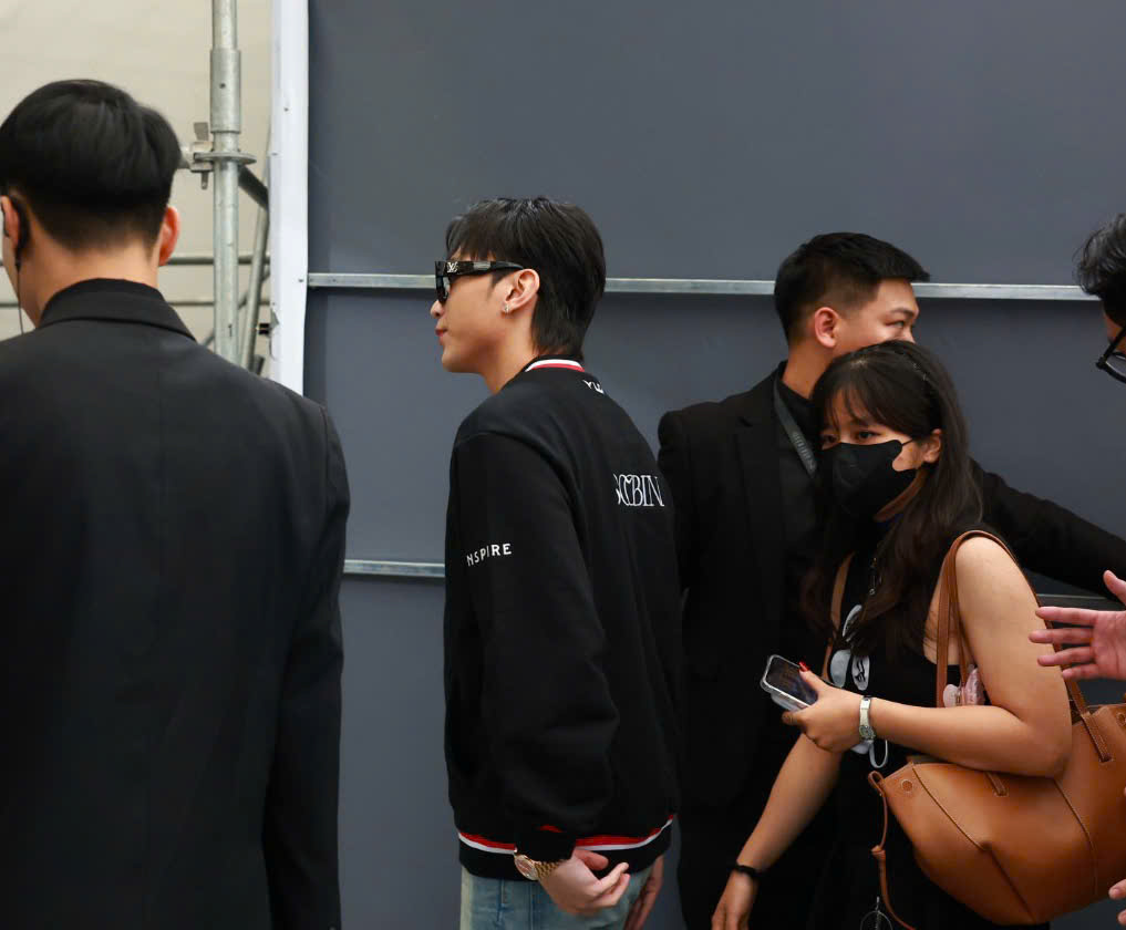 Bắt gặp SOOBIN đi đu idol, h&oacute;a fanboy ch&iacute;nh hiệu đến gặp Faker v&agrave; T1 tại Việt Nam!- Ảnh 6.