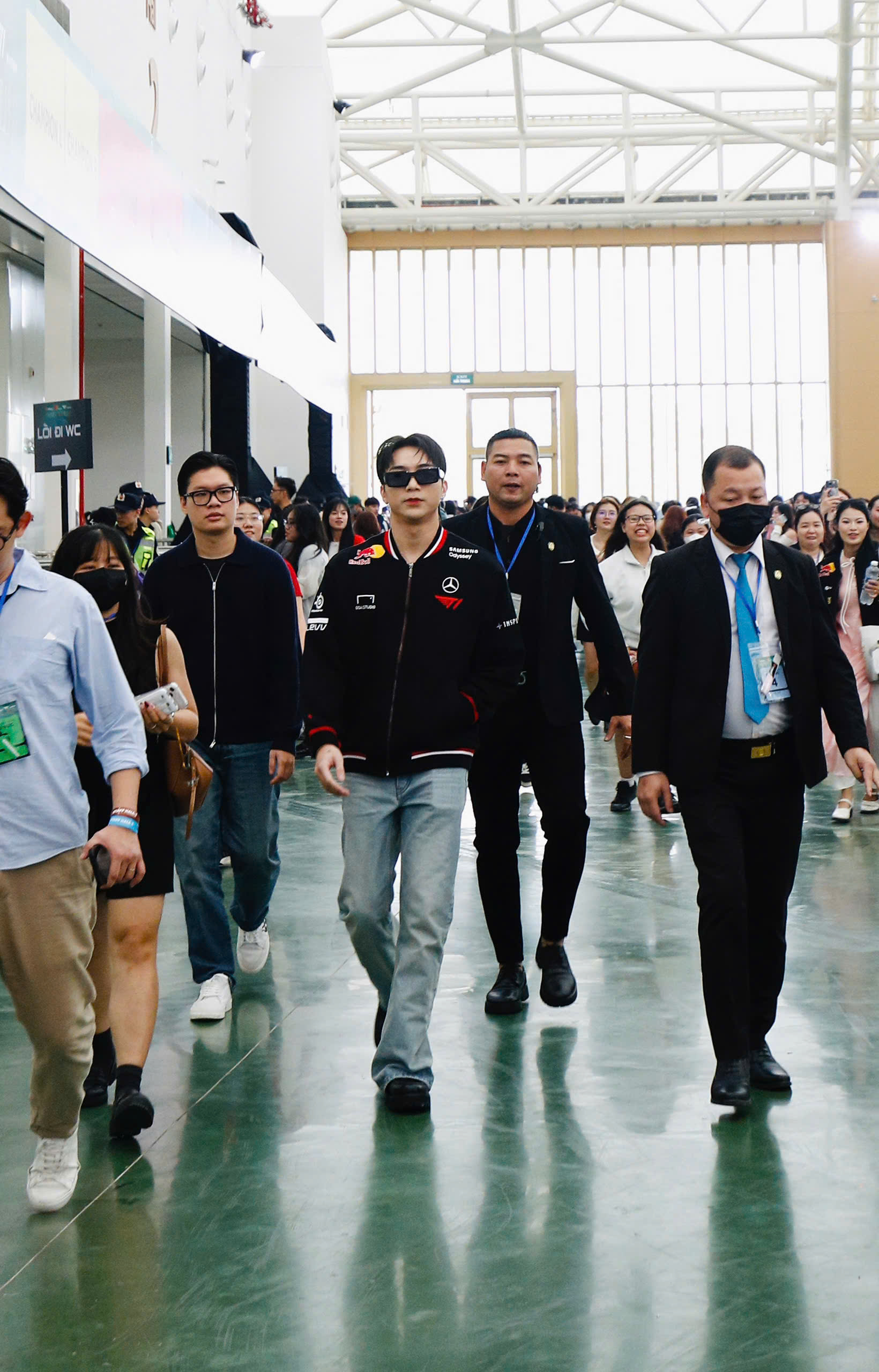 Bắt gặp SOOBIN đi đu idol, h&oacute;a fanboy ch&iacute;nh hiệu đến gặp Faker v&agrave; T1 tại Việt Nam!- Ảnh 1.