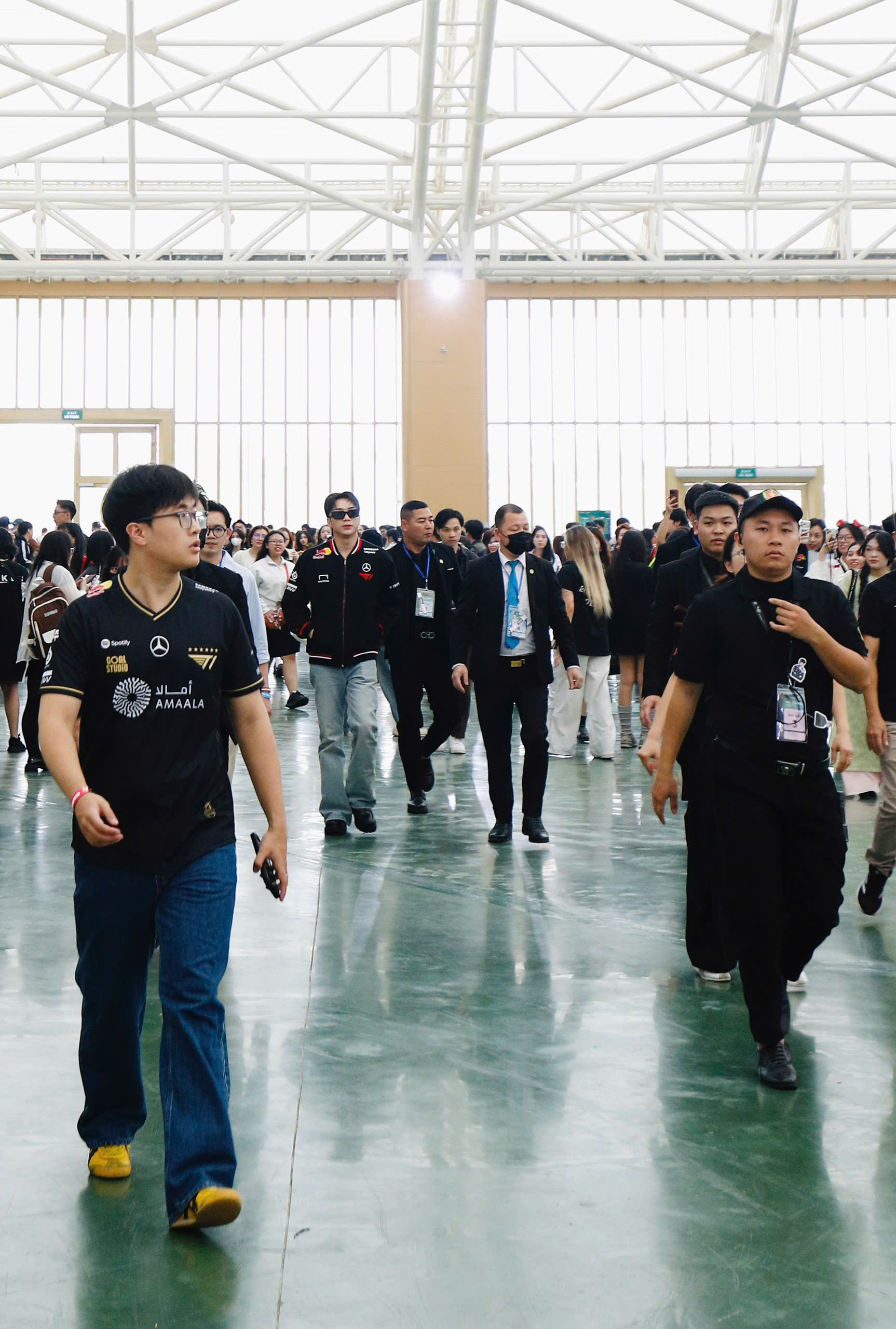 Bắt gặp SOOBIN đi đu idol, h&oacute;a fanboy ch&iacute;nh hiệu đến gặp Faker v&agrave; T1 tại Việt Nam!- Ảnh 5.