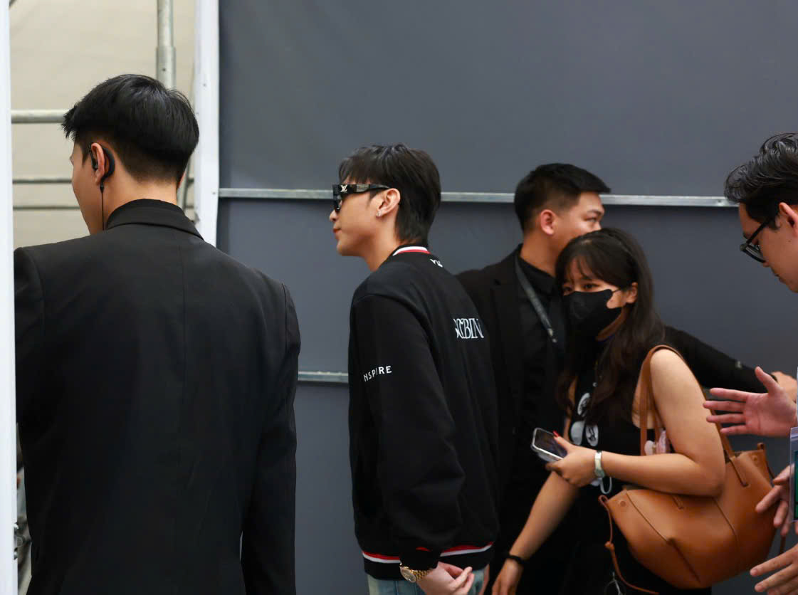 Bắt gặp SOOBIN đi đu idol, h&oacute;a fanboy ch&iacute;nh hiệu đến gặp Faker v&agrave; T1 tại Việt Nam!- Ảnh 7.