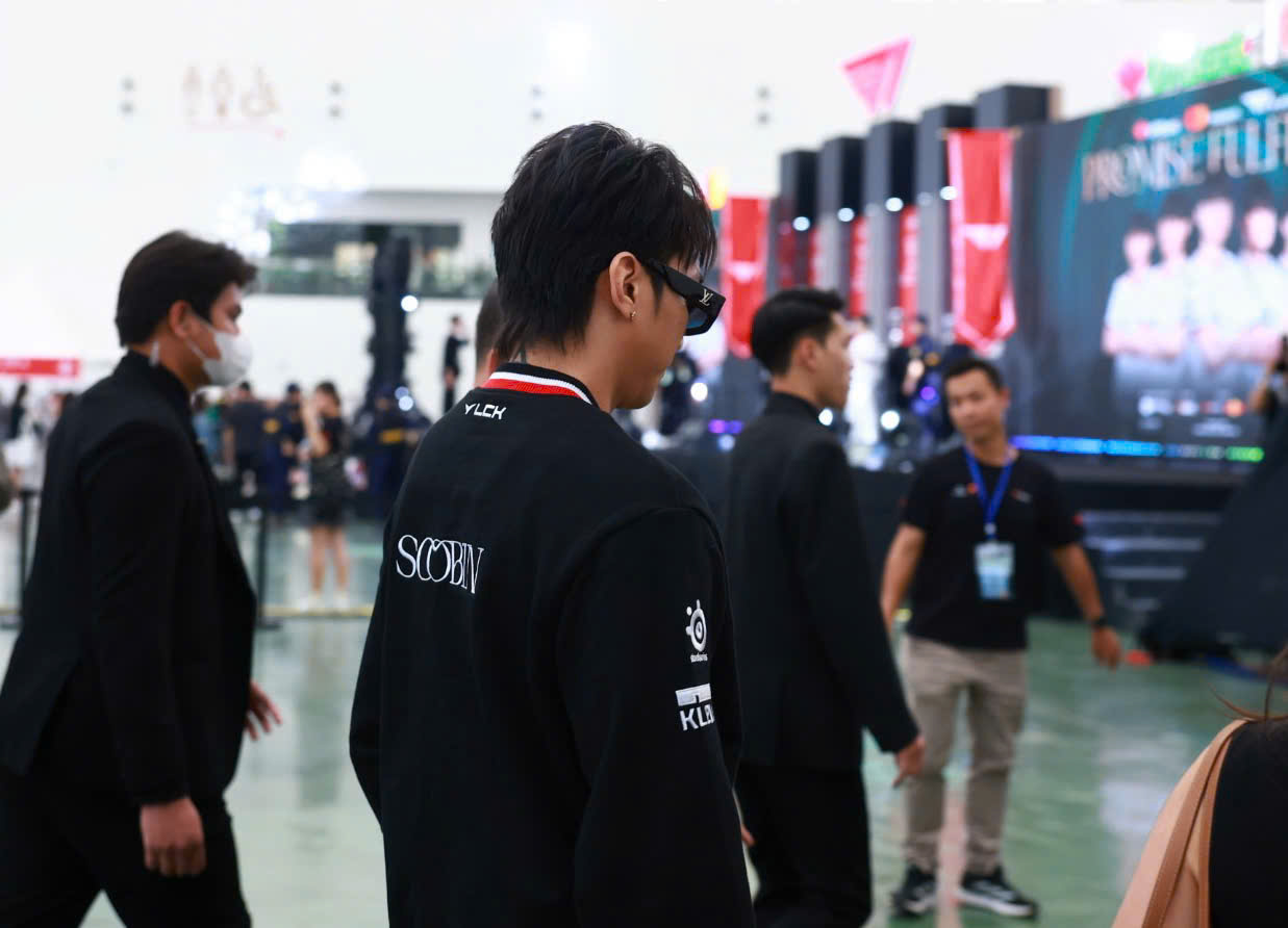 Bắt gặp SOOBIN đi đu idol, h&oacute;a fanboy ch&iacute;nh hiệu đến gặp Faker v&agrave; T1 tại Việt Nam!- Ảnh 4.