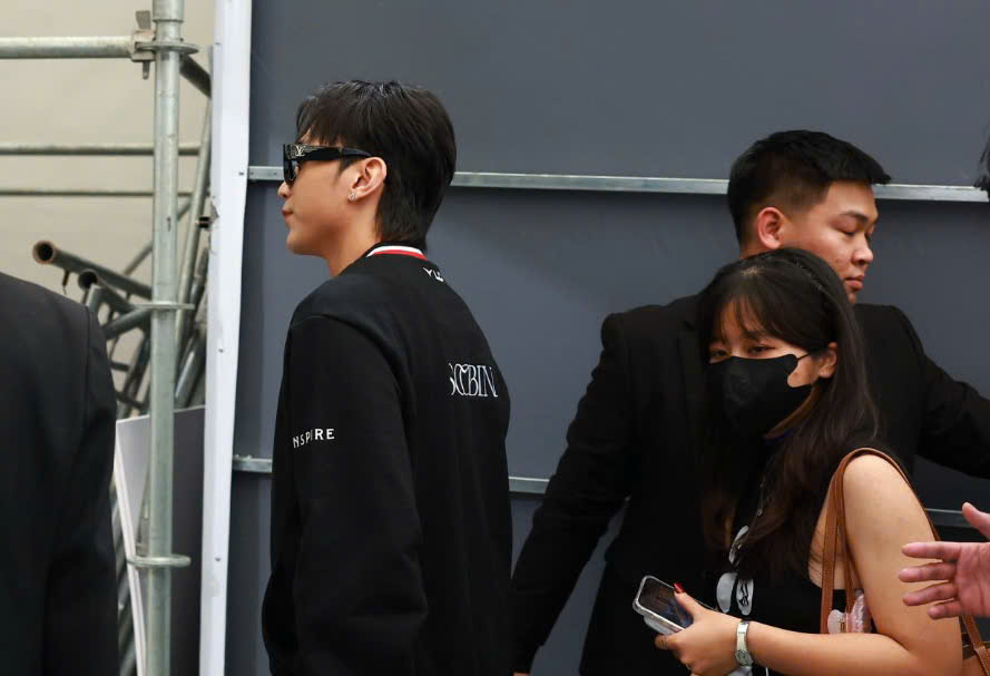 Bắt gặp SOOBIN đi đu idol, h&oacute;a fanboy ch&iacute;nh hiệu đến gặp Faker v&agrave; T1 tại Việt Nam!- Ảnh 3.