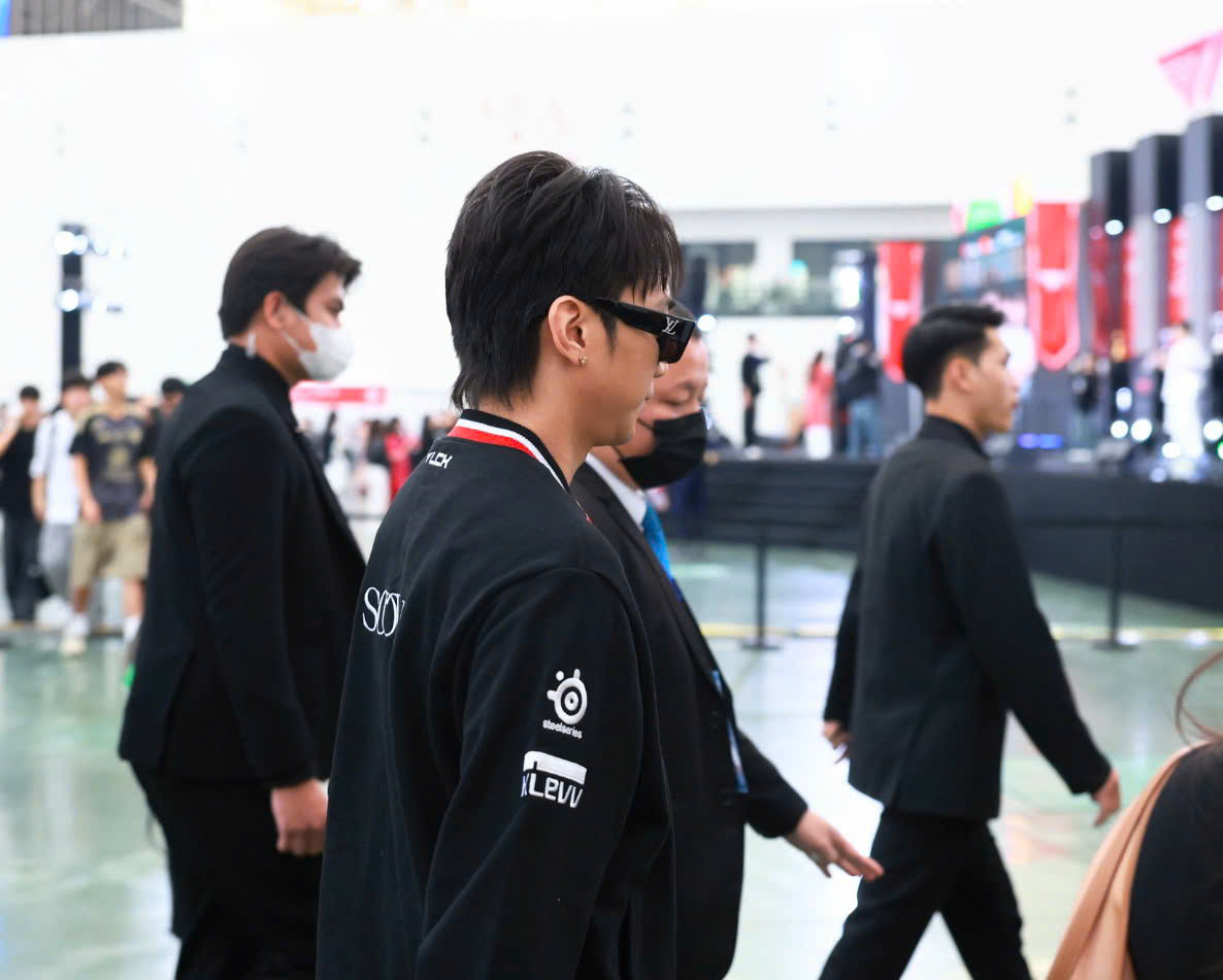 Bắt gặp SOOBIN đi đu idol, h&oacute;a fanboy ch&iacute;nh hiệu đến gặp Faker v&agrave; T1 tại Việt Nam!- Ảnh 2.