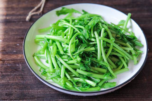 M&ugrave;a đ&ocirc;ng nhất định đừng bỏ qua rau cải c&uacute;c: Vừa gi&uacute;p ngủ ngon hơn, vừa &ldquo;giải nhiệt&rdquo; cho gan v&agrave; hỗ trợ cơ thể thải độc tự nhi&ecirc;n- Ảnh 2.