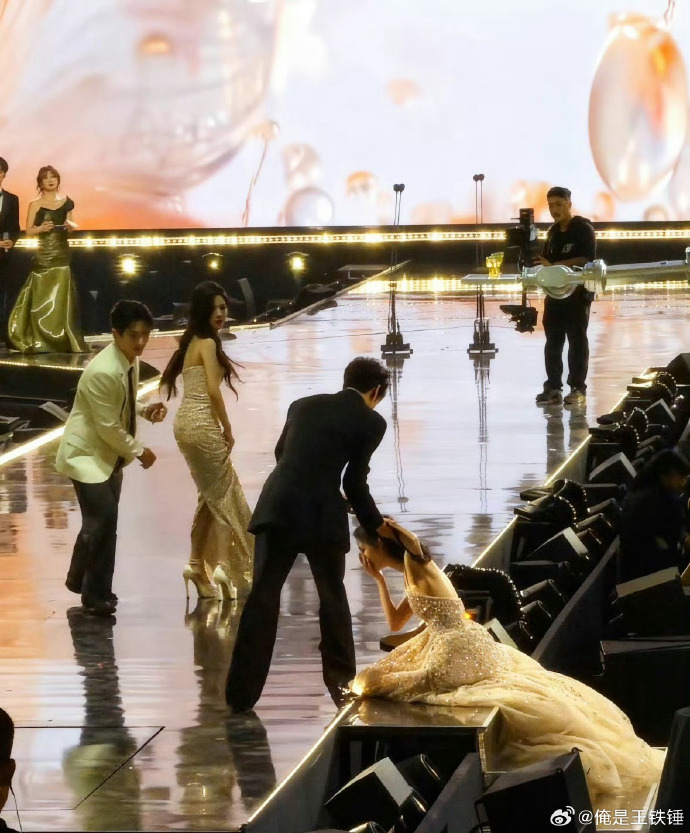 "Mỹ nữ đẹp nhất 2025" ng&atilde; nh&agrave;o h&uacute; v&iacute;a tr&ecirc;n s&acirc;n khấu, ai d&egrave; được 70 triệu người cầu xin "h&atilde;y ng&atilde; v&agrave;o l&ograve;ng anh"- Ảnh 7.