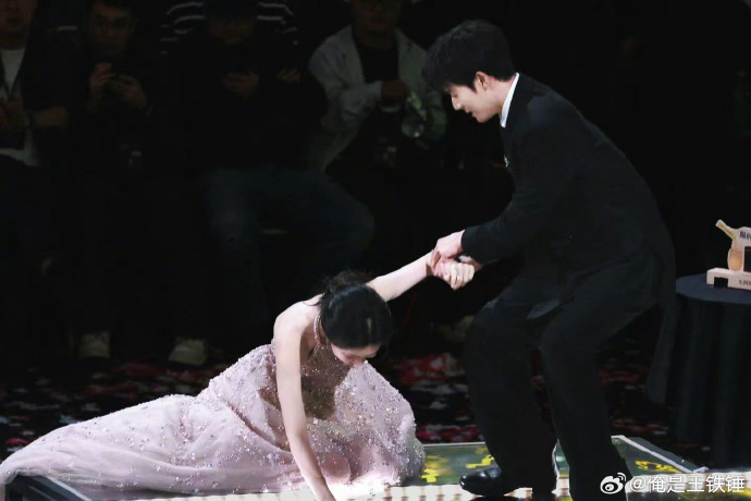 "Mỹ nữ đẹp nhất 2025" ng&atilde; nh&agrave;o h&uacute; v&iacute;a tr&ecirc;n s&acirc;n khấu, ai d&egrave; được 70 triệu người cầu xin "h&atilde;y ng&atilde; v&agrave;o l&ograve;ng anh"- Ảnh 8.