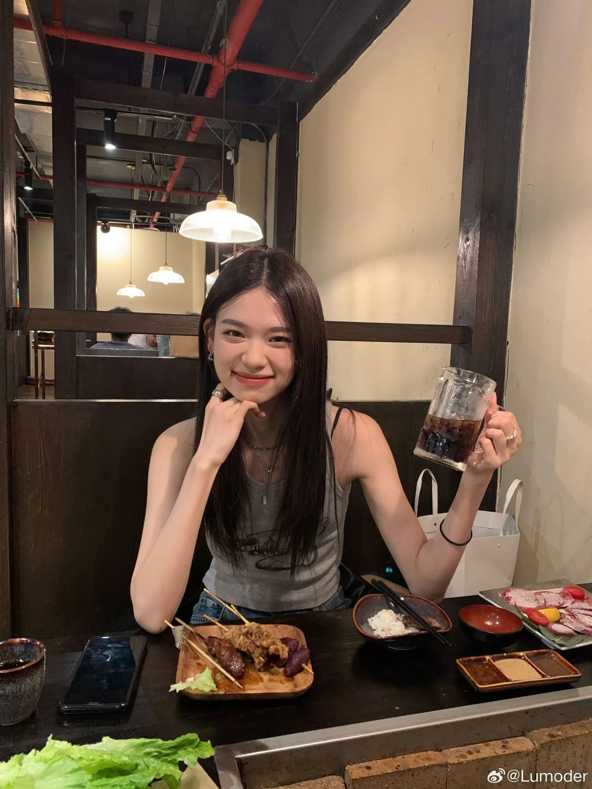 Cảnh b&aacute;o khẩn cho những ai thường xuy&ecirc;n nh&igrave;n v&agrave;o m&agrave;n h&igrave;nh điện thoại trong l&uacute;c ăn- Ảnh 3.