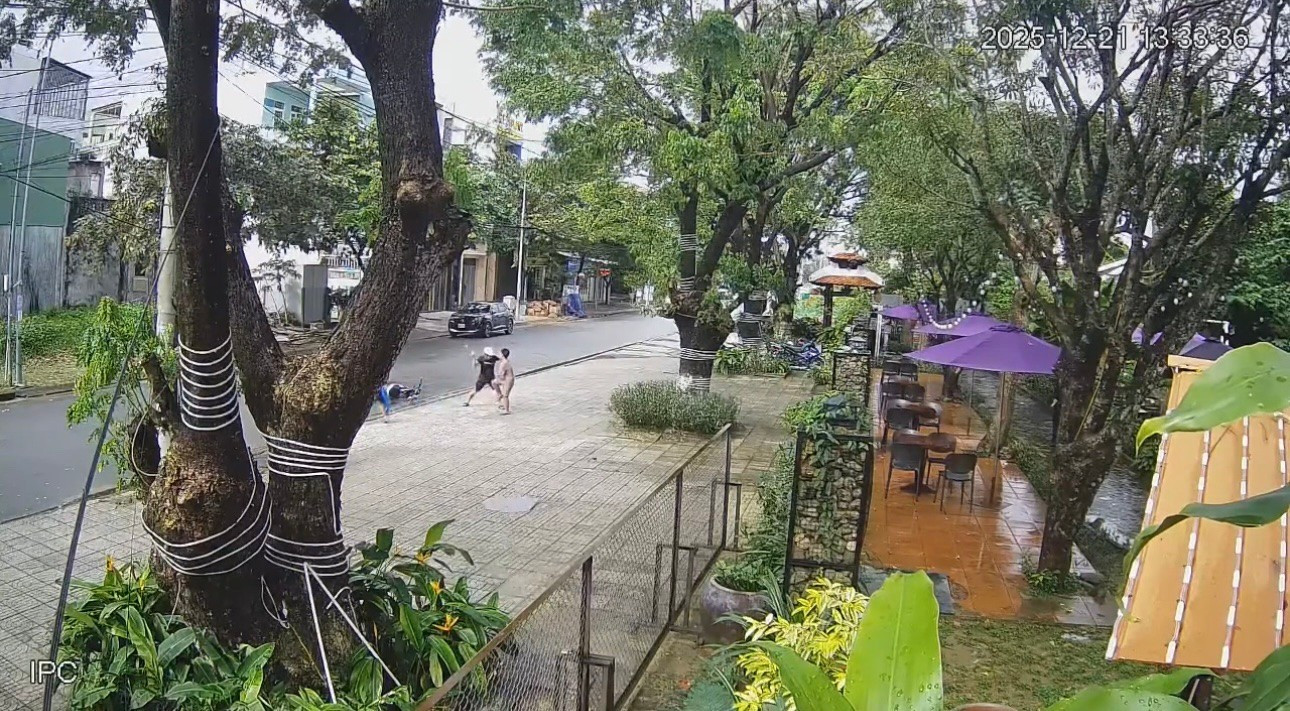 X&aacute;c minh vụ người đ&agrave;n &ocirc;ng chặn xe, h&agrave;nh hung 3 đứa trẻ giữa đường ở Quảng Ng&atilde;i- Ảnh 1.