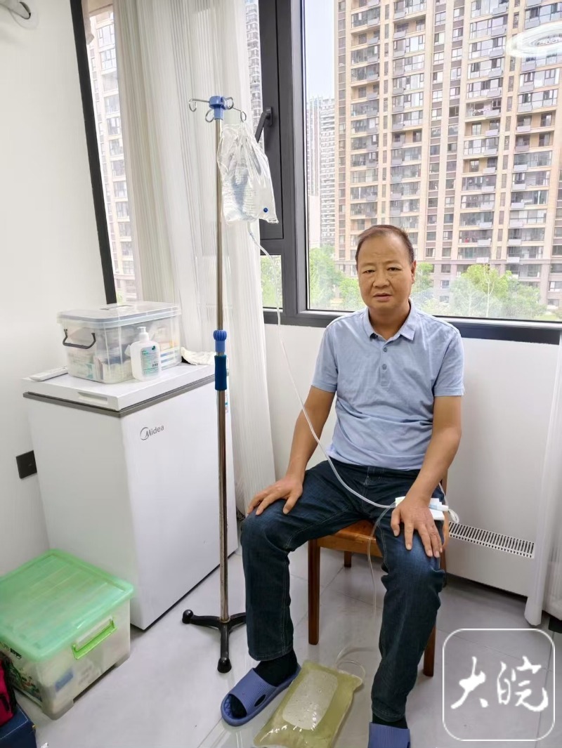 Gi&aacute;o vi&ecirc;n suy thận giai đoạn cuối: 10 năm lọc m&agrave;ng bụng 4 lần/ng&agrave;y, đi gi&agrave;y ngoại cỡ để l&ecirc;n lớp- Ảnh 3.