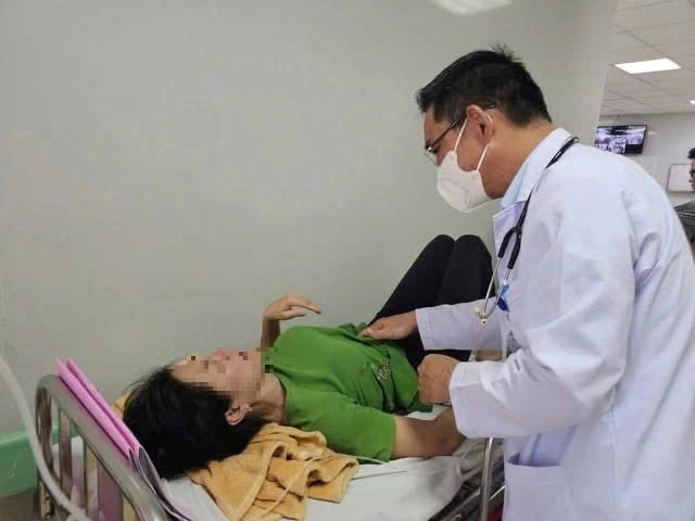 TPHCM: Số người nhập viện sau ăn b&aacute;nh m&igrave; l&ecirc;n đến 100, ch&iacute;nh quyền phường h&agrave;nh động 'khẩn'- Ảnh 1.