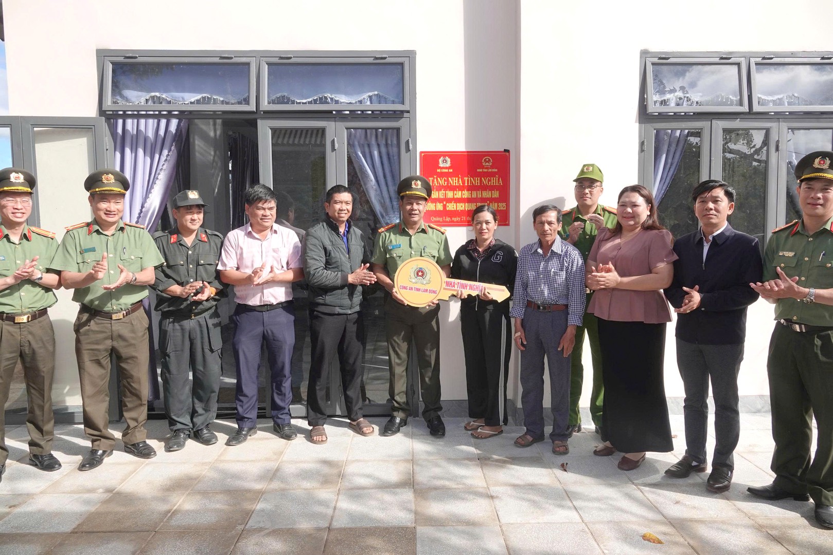 Qu&aacute; nhanh: Bộ C&ocirc;ng an v&agrave; tỉnh L&acirc;m Đồng b&agrave;n giao nh&agrave; cho người d&acirc;n v&ugrave;ng lũ chỉ sau 18 ng&agrave;y thi c&ocirc;ng- Ảnh 2.