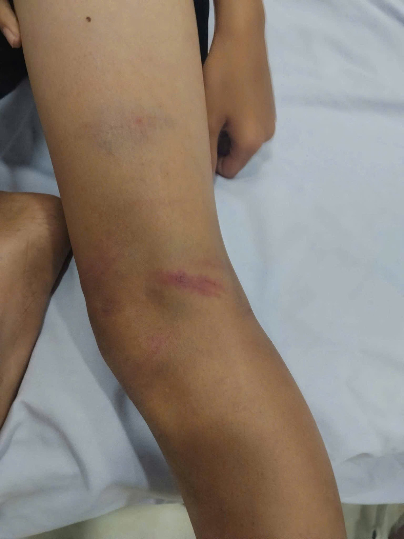 X&aacute;c minh vụ người đ&agrave;n &ocirc;ng chặn xe, h&agrave;nh hung 3 đứa trẻ giữa đường ở Quảng Ng&atilde;i- Ảnh 2.