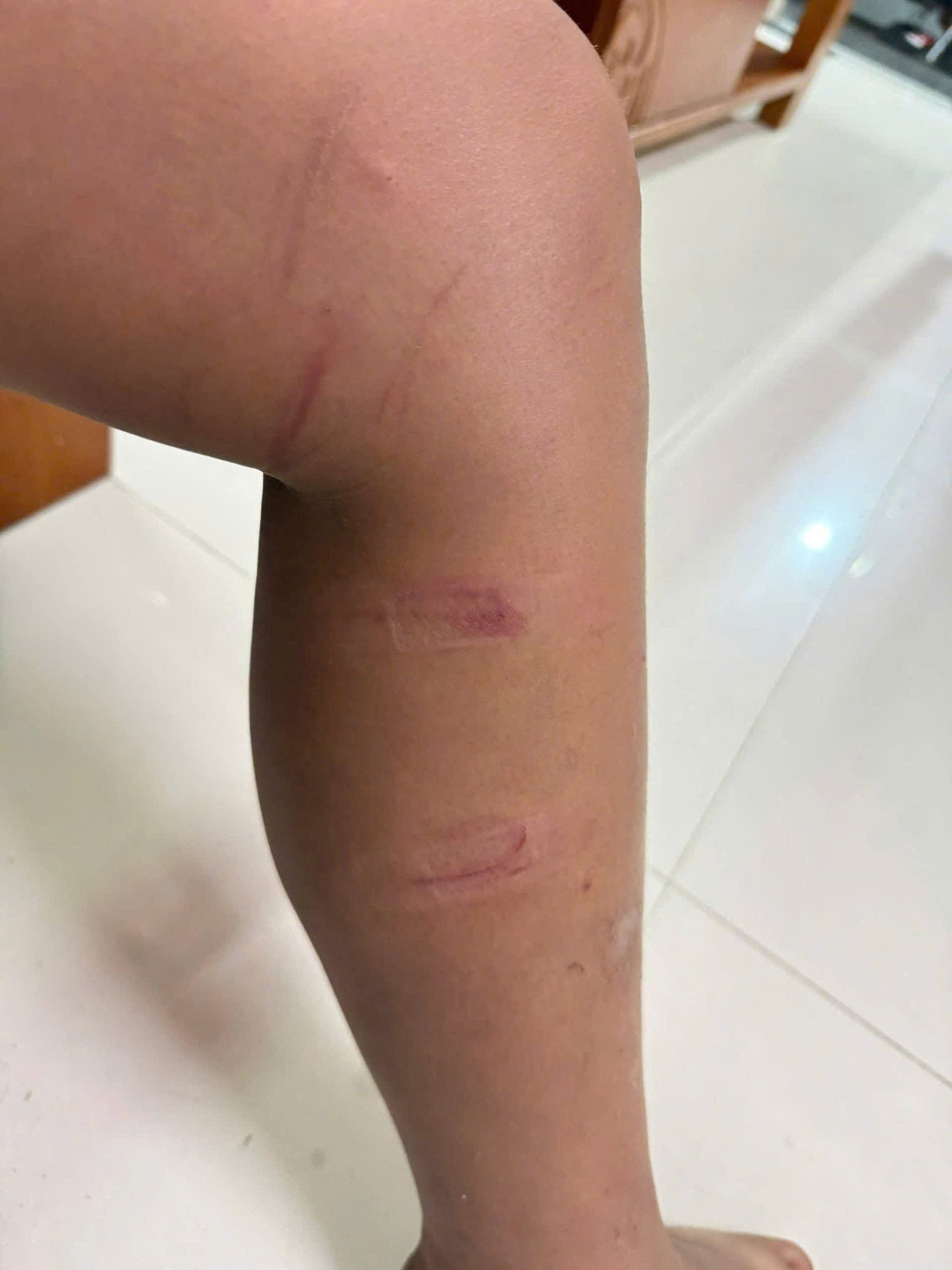 X&aacute;c minh vụ người đ&agrave;n &ocirc;ng chặn xe, h&agrave;nh hung 3 đứa trẻ giữa đường ở Quảng Ng&atilde;i- Ảnh 3.