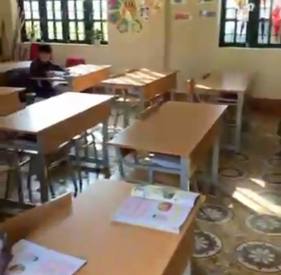 Mới nghe tin s&aacute;p nhập trường, phụ huynh đ&atilde; phản đối, đồng loạt cho con nghỉ học- Ảnh 2.