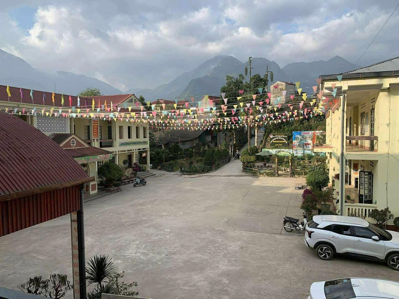 Mới nghe tin s&aacute;p nhập trường, phụ huynh đ&atilde; phản đối, đồng loạt cho con nghỉ học- Ảnh 1.