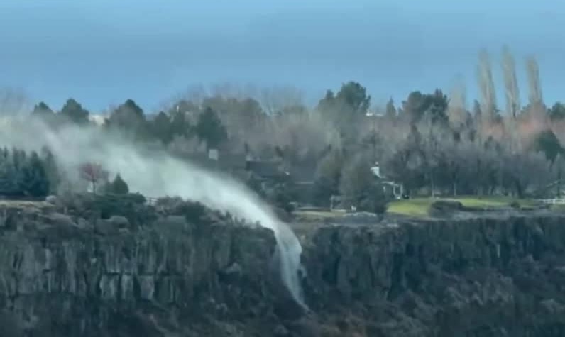 Hiện tượng hiếm gặp: Th&aacute;c nước "chảy ngược" l&ecirc;n trời- Ảnh 1.