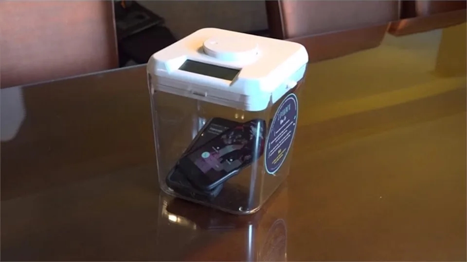 Cảnh b&aacute;o khẩn cho những ai thường xuy&ecirc;n nh&igrave;n v&agrave;o m&agrave;n h&igrave;nh điện thoại trong l&uacute;c ăn- Ảnh 5.