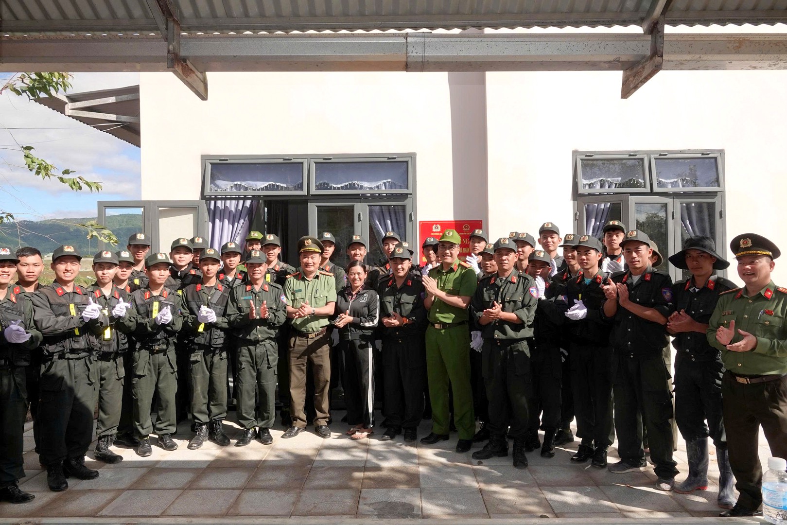 Qu&aacute; nhanh: Bộ C&ocirc;ng an v&agrave; tỉnh L&acirc;m Đồng b&agrave;n giao nh&agrave; cho người d&acirc;n v&ugrave;ng lũ chỉ sau 18 ng&agrave;y thi c&ocirc;ng- Ảnh 4.