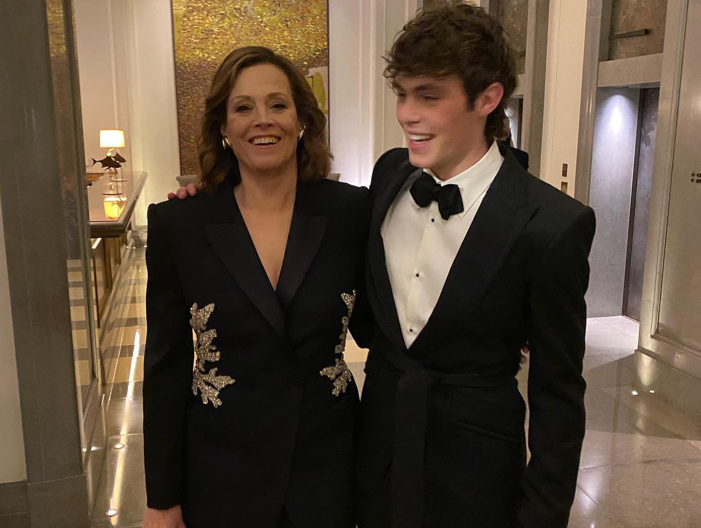 Nằm mơ cũng kh&ocirc;ng tin c&oacute; cặp đ&ocirc;i lệch nhau 55 tuổi, xem đến cảnh h&ocirc;n m&agrave; ai nấy đau đầu nhức &oacute;c- Ảnh 3.