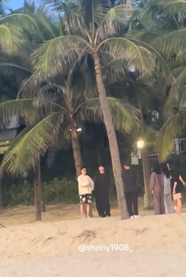 Jimin - Jungkook (BTS) &ldquo;h&ograve;a tan&rdquo; khi đến Đ&agrave; Nẵng: Đi chợ mặc cả th&agrave;nh c&ocirc;ng như người Việt xịn!- Ảnh 7.