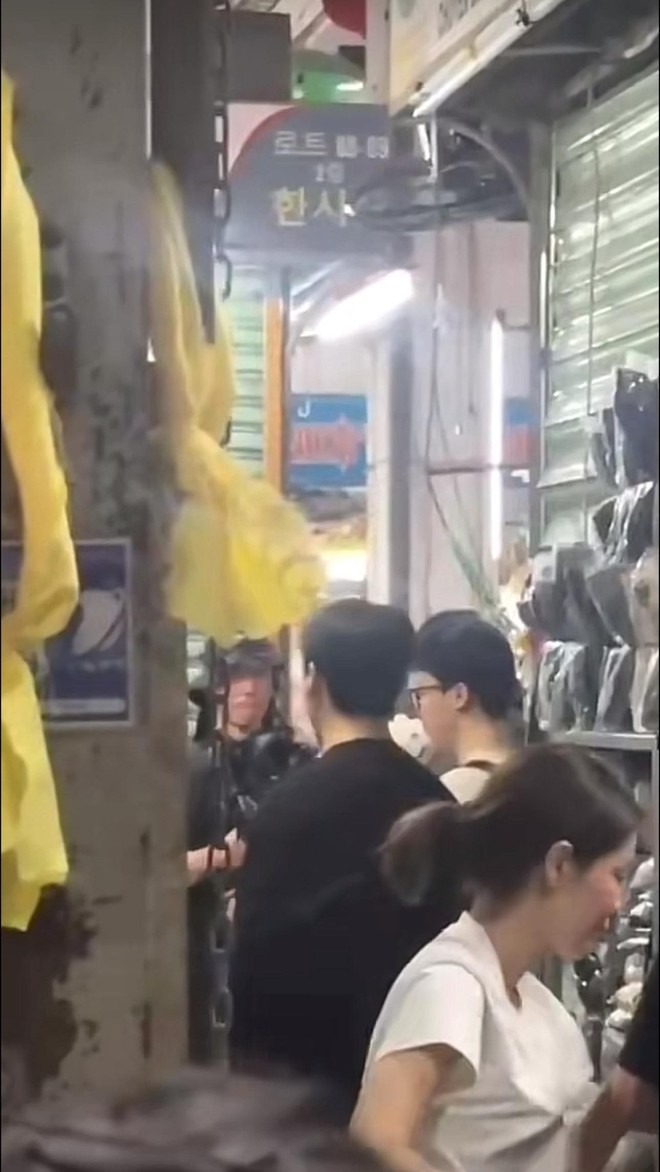 Jimin - Jungkook (BTS) &ldquo;h&ograve;a tan&rdquo; khi đến Đ&agrave; Nẵng: Đi chợ mặc cả th&agrave;nh c&ocirc;ng như người Việt xịn!- Ảnh 8.