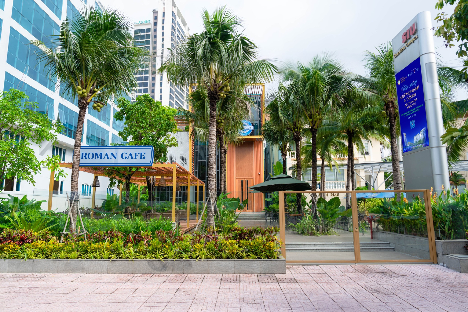 QU&Aacute; XỊN: 1 trường ở TP.HCM mở qu&aacute;n c&agrave; ph&ecirc; như resort trong khu&ocirc;n vi&ecirc;n, sinh vi&ecirc;n đi v&agrave;i bước l&agrave; c&oacute; chỗ ngồi học cực chill- Ảnh 1.