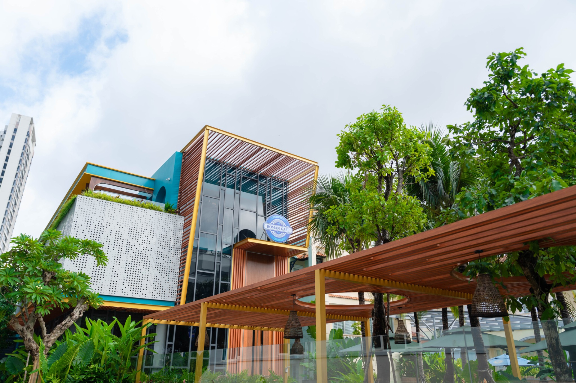 QU&Aacute; XỊN: 1 trường ở TP.HCM mở qu&aacute;n c&agrave; ph&ecirc; như resort trong khu&ocirc;n vi&ecirc;n, sinh vi&ecirc;n đi v&agrave;i bước l&agrave; c&oacute; chỗ ngồi học cực chill- Ảnh 2.