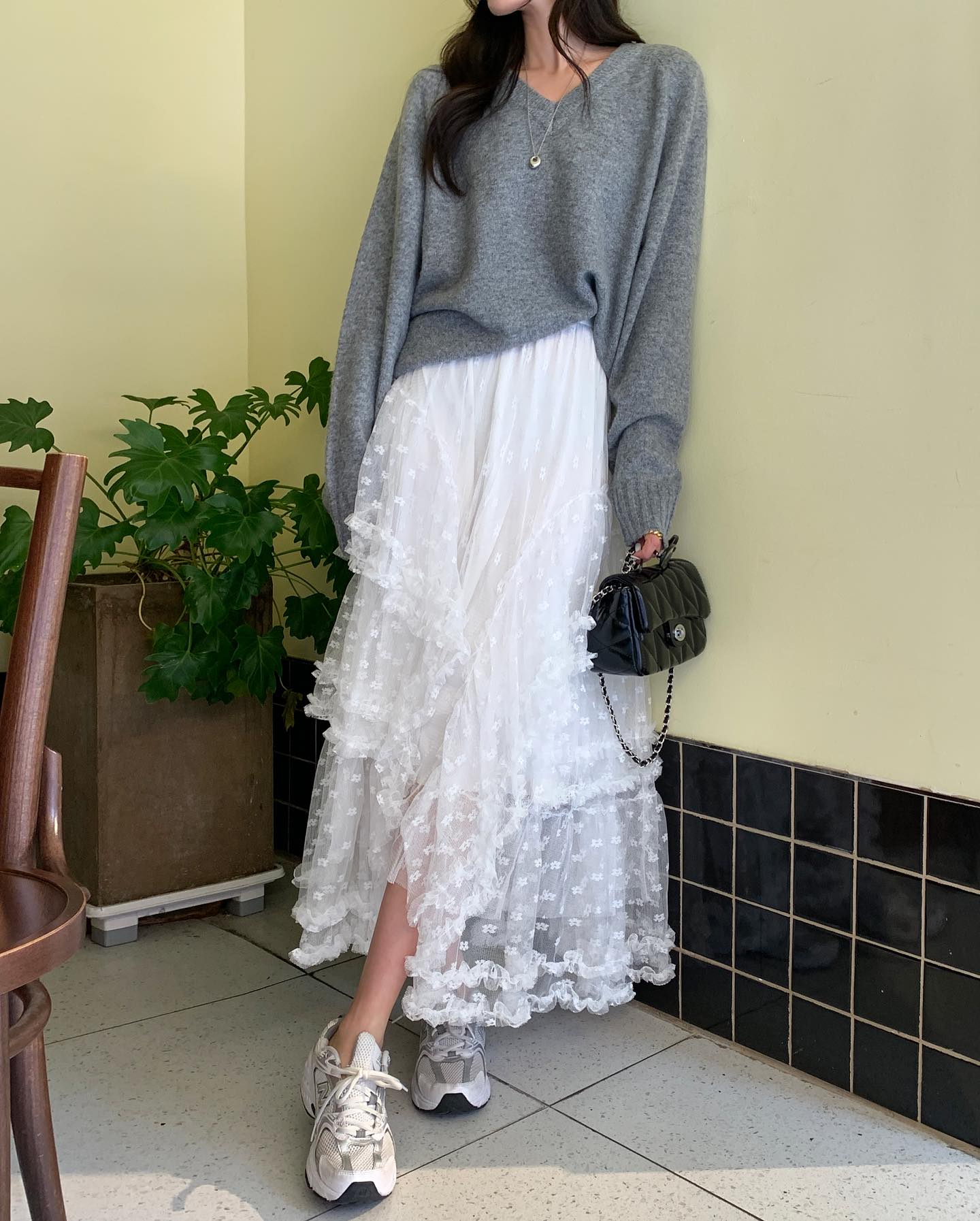 Ch&acirc;n v&aacute;y chữ A che khuyết điểm đỉnh cao, mix với 5 mẫu &aacute;o n&agrave;y l&agrave; ph&ugrave; hợp nhất- Ảnh 3.