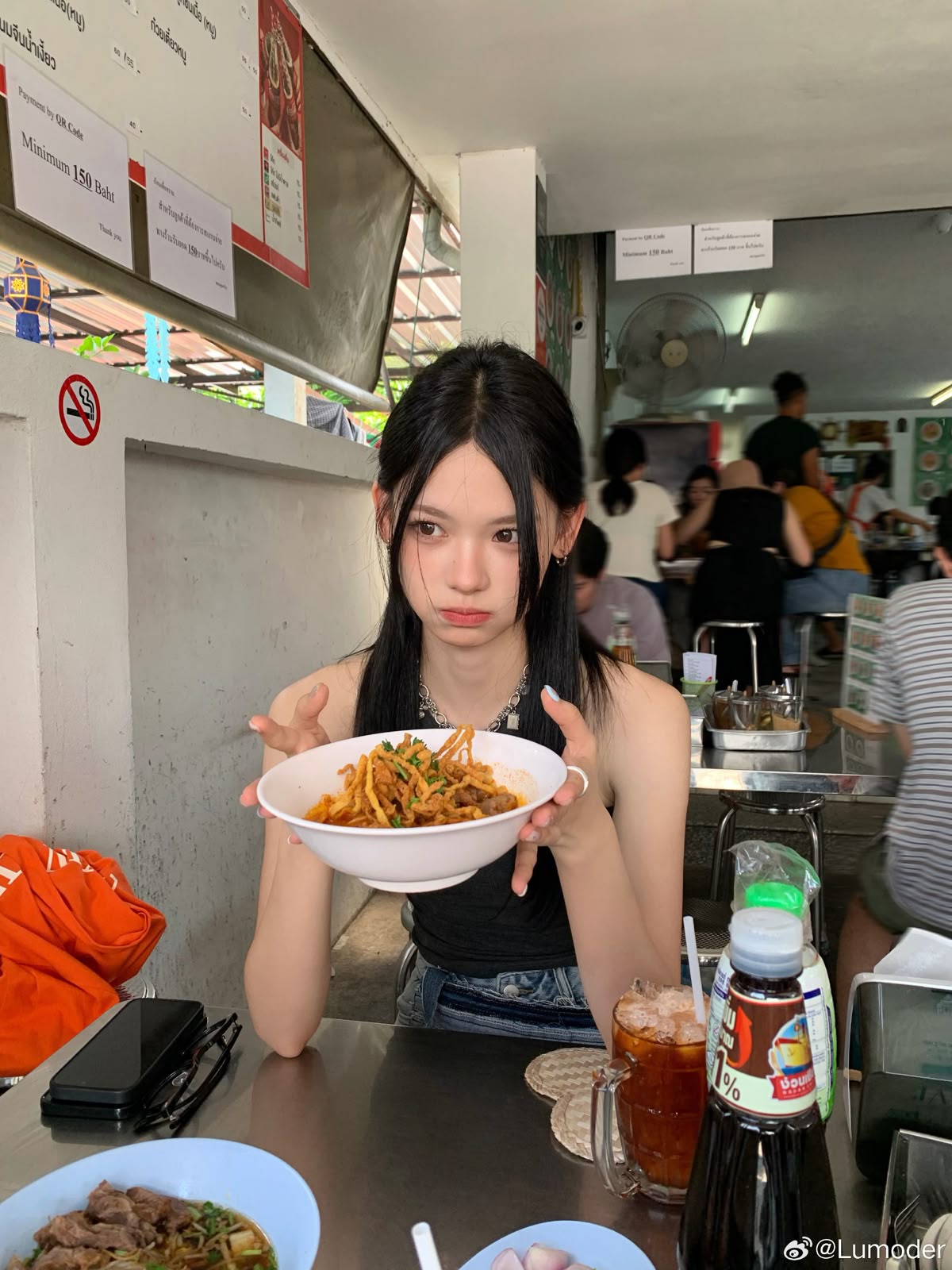 Cảnh b&aacute;o khẩn cho những ai thường xuy&ecirc;n nh&igrave;n v&agrave;o m&agrave;n h&igrave;nh điện thoại trong l&uacute;c ăn- Ảnh 1.