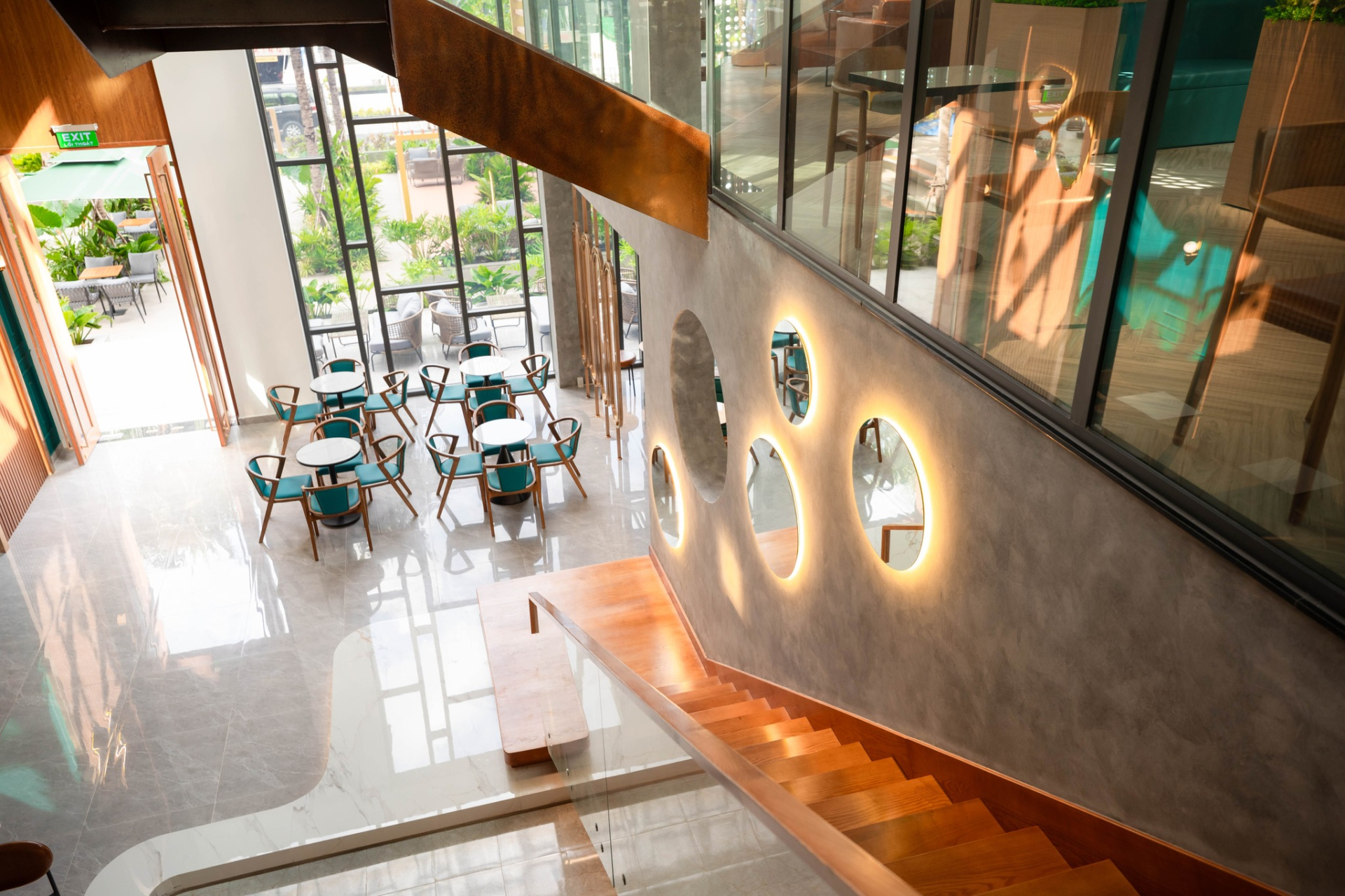 QU&Aacute; XỊN: 1 trường ở TP.HCM mở qu&aacute;n c&agrave; ph&ecirc; như resort trong khu&ocirc;n vi&ecirc;n, sinh vi&ecirc;n đi v&agrave;i bước l&agrave; c&oacute; chỗ ngồi học cực chill- Ảnh 8.