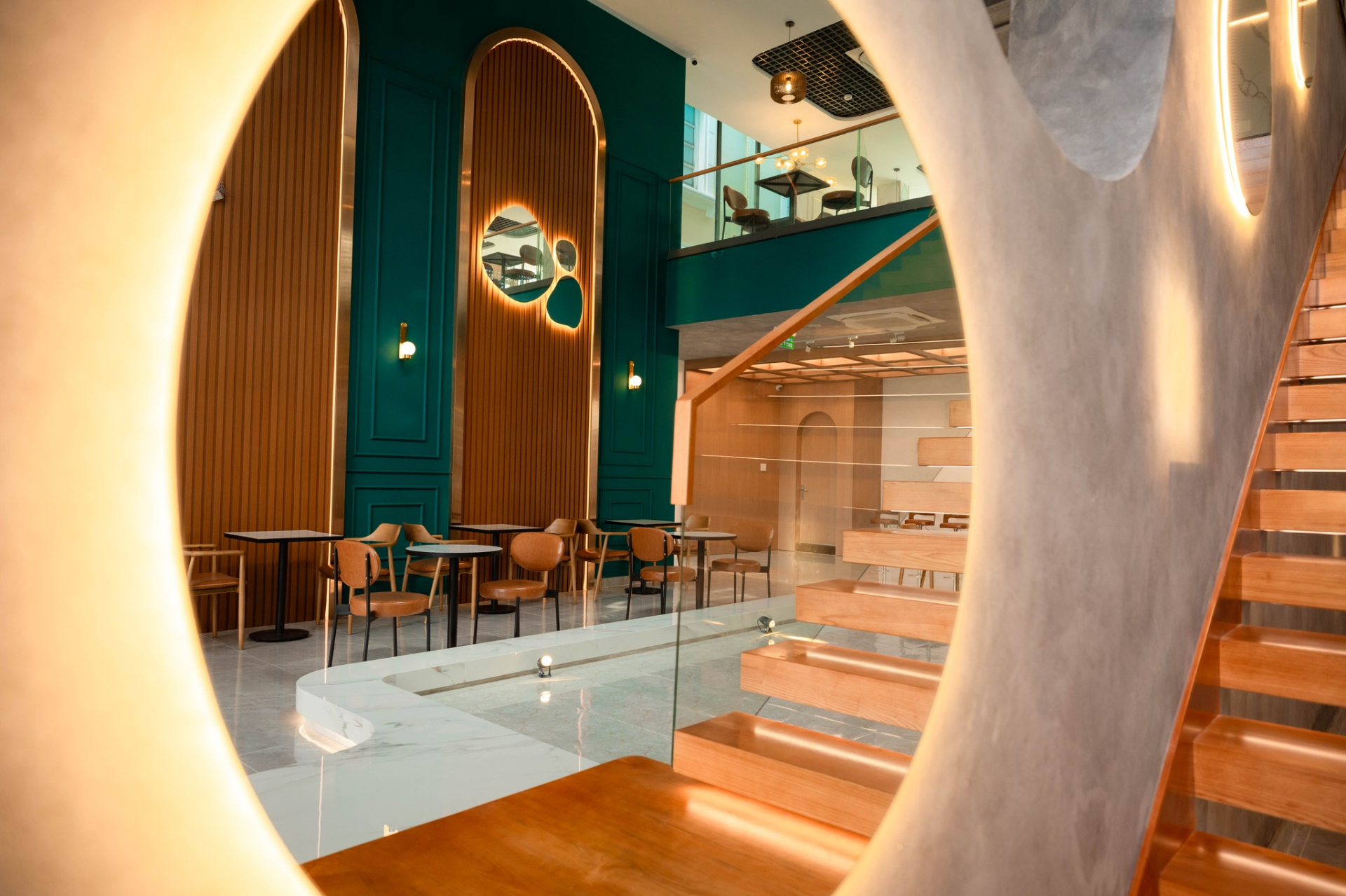 QU&Aacute; XỊN: 1 trường ở TP.HCM mở qu&aacute;n c&agrave; ph&ecirc; như resort trong khu&ocirc;n vi&ecirc;n, sinh vi&ecirc;n đi v&agrave;i bước l&agrave; c&oacute; chỗ ngồi học cực chill- Ảnh 4.