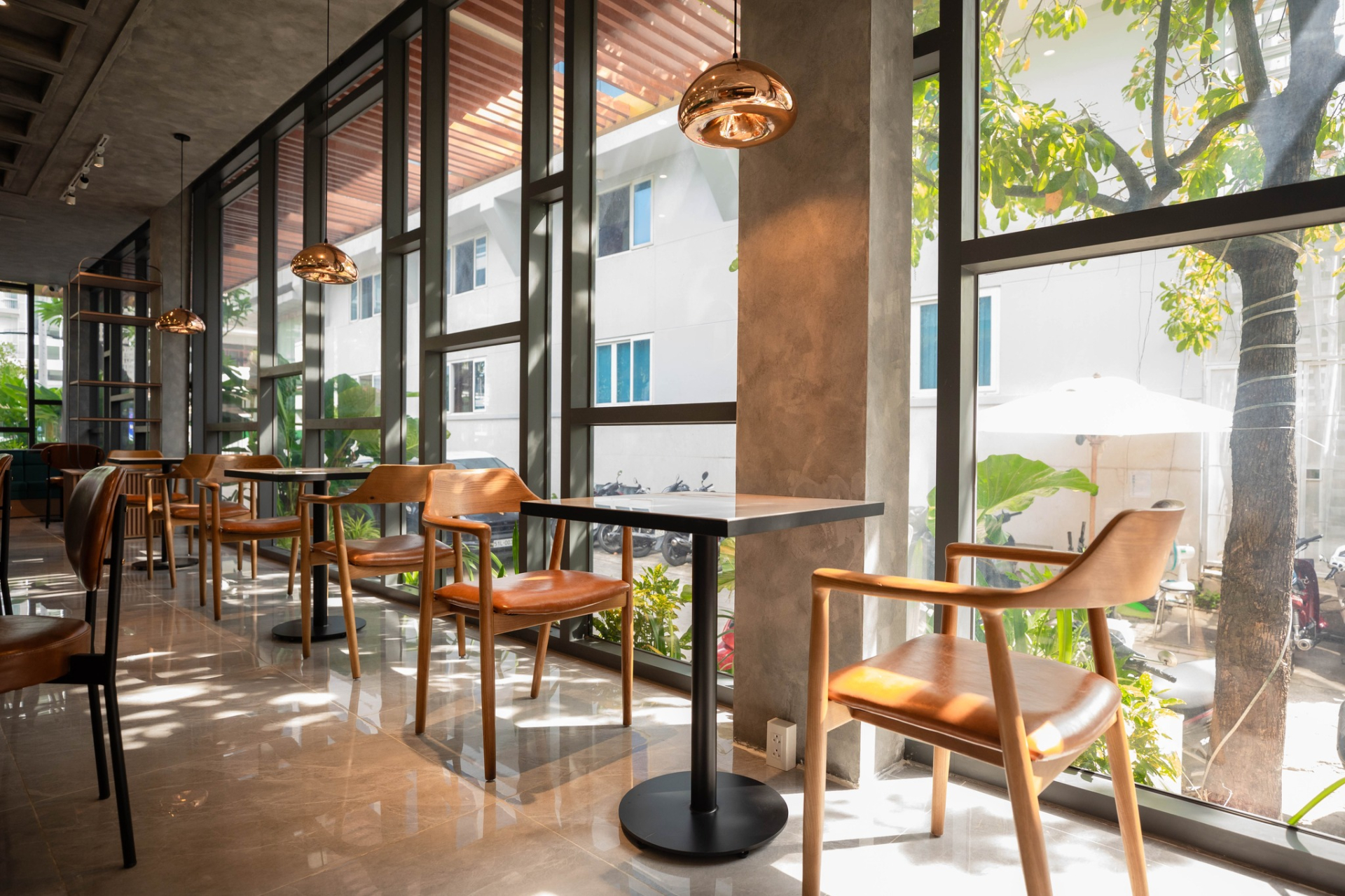 QU&Aacute; XỊN: 1 trường ở TP.HCM mở qu&aacute;n c&agrave; ph&ecirc; như resort trong khu&ocirc;n vi&ecirc;n, sinh vi&ecirc;n đi v&agrave;i bước l&agrave; c&oacute; chỗ ngồi học cực chill- Ảnh 10.