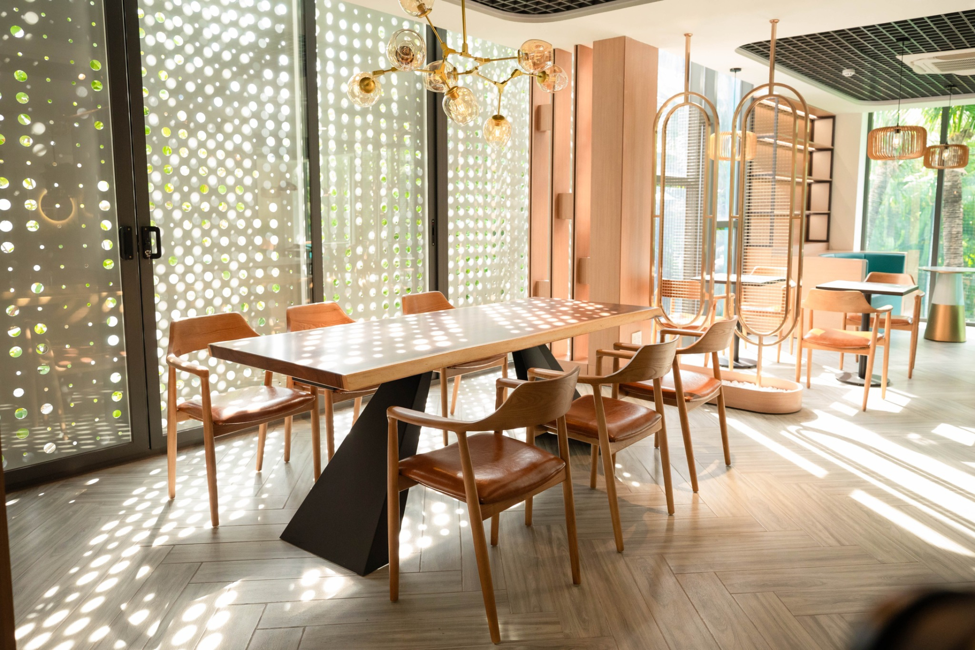 QU&Aacute; XỊN: 1 trường ở TP.HCM mở qu&aacute;n c&agrave; ph&ecirc; như resort trong khu&ocirc;n vi&ecirc;n, sinh vi&ecirc;n đi v&agrave;i bước l&agrave; c&oacute; chỗ ngồi học cực chill- Ảnh 7.