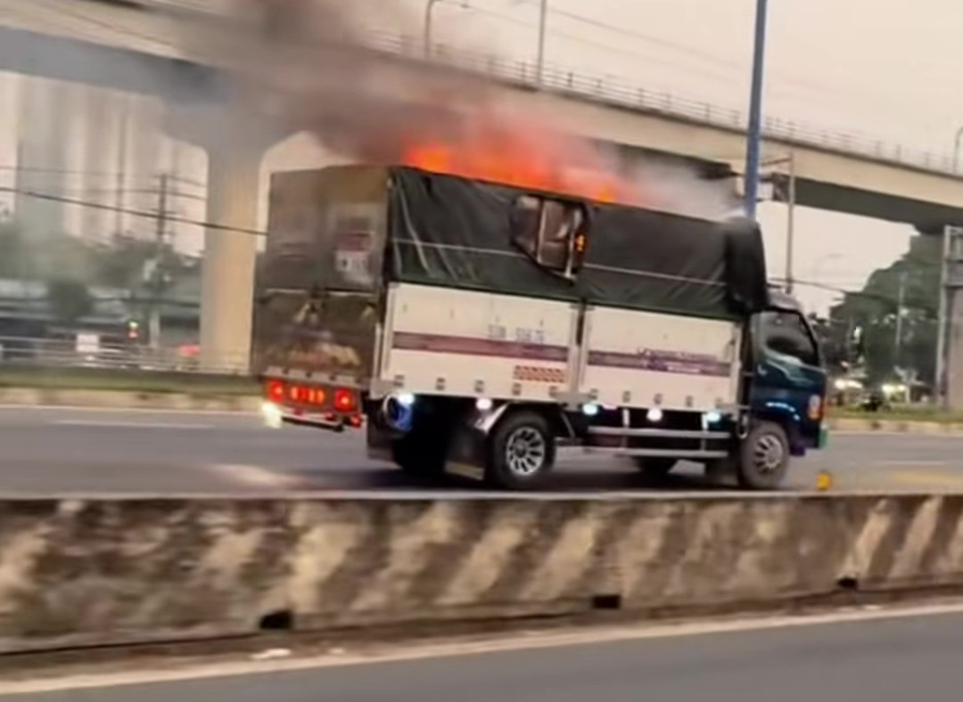 T&agrave;i xế nhanh tr&iacute; l&aacute;i xe tải bị ch&aacute;y đến trụ sở cảnh s&aacute;t nhờ dập lửa ở TP.HCM- Ảnh 1.