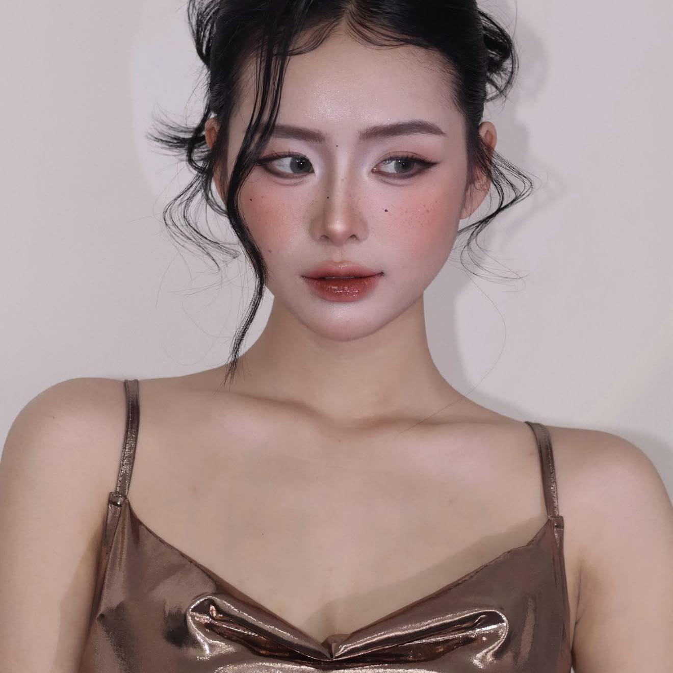 M&ecirc; mẩn ngắm nhan sắc hotgirl khiến Thanh Nh&agrave;n U22 Việt Nam phải 