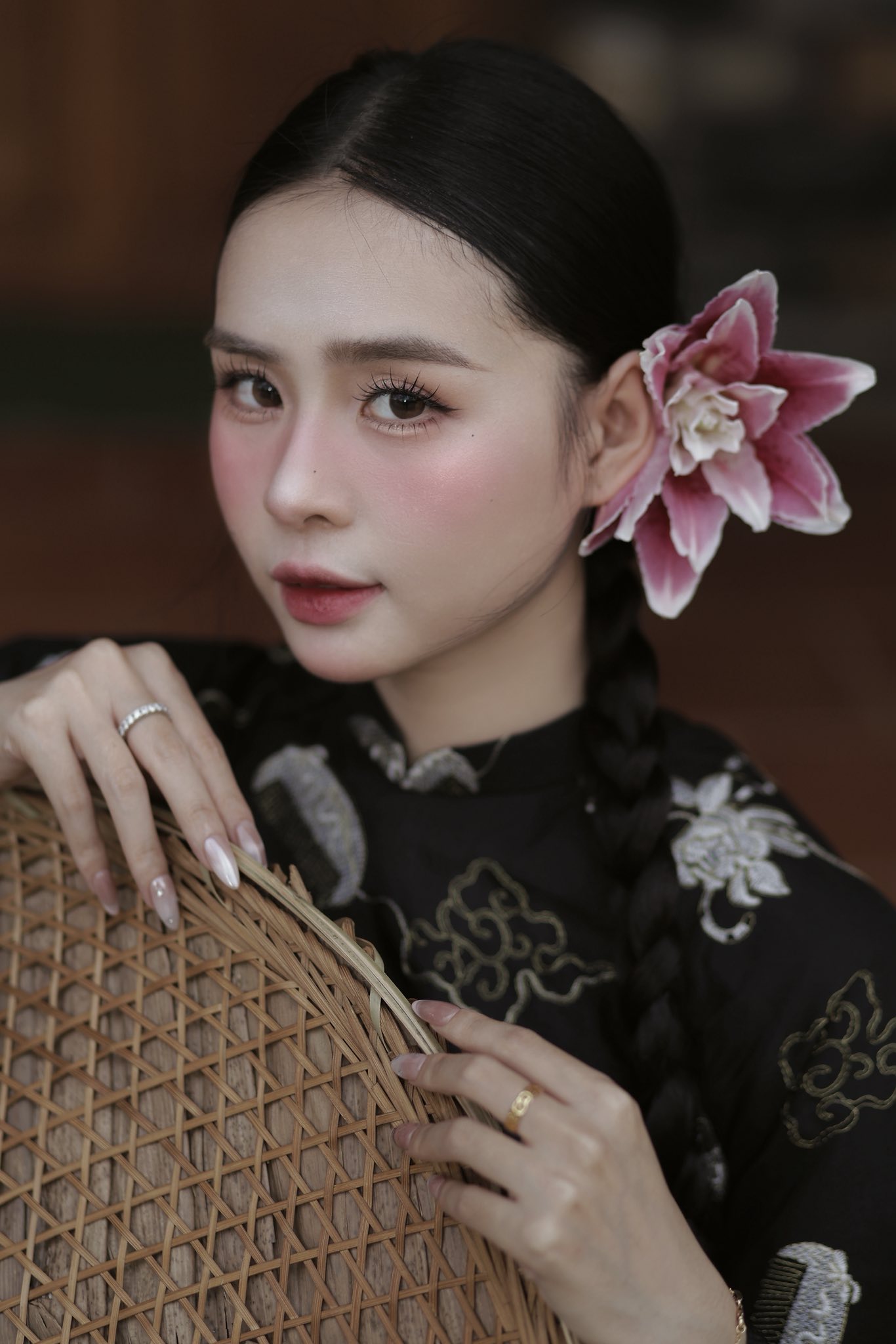 M&ecirc; mẩn ngắm nhan sắc hotgirl khiến Thanh Nh&agrave;n U22 Việt Nam phải 