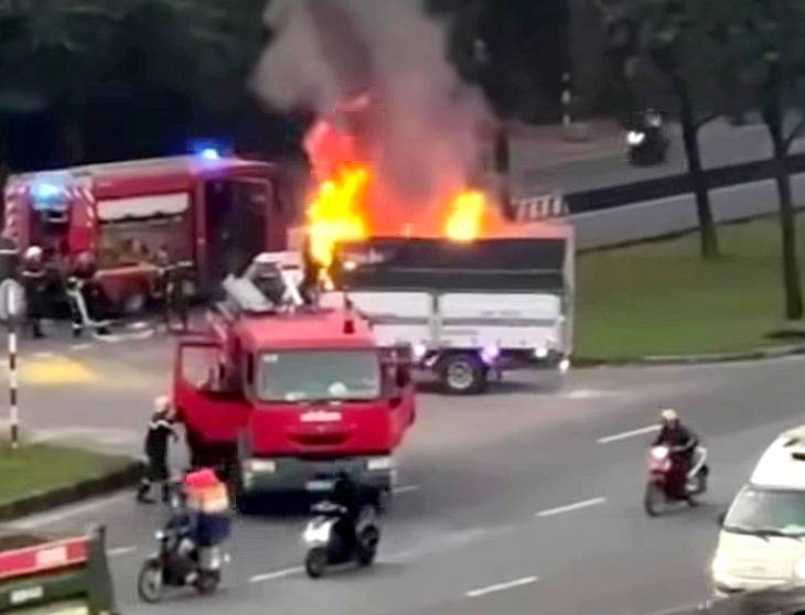 T&agrave;i xế nhanh tr&iacute; l&aacute;i xe tải bị ch&aacute;y đến trụ sở cảnh s&aacute;t nhờ dập lửa ở TP.HCM- Ảnh 2.