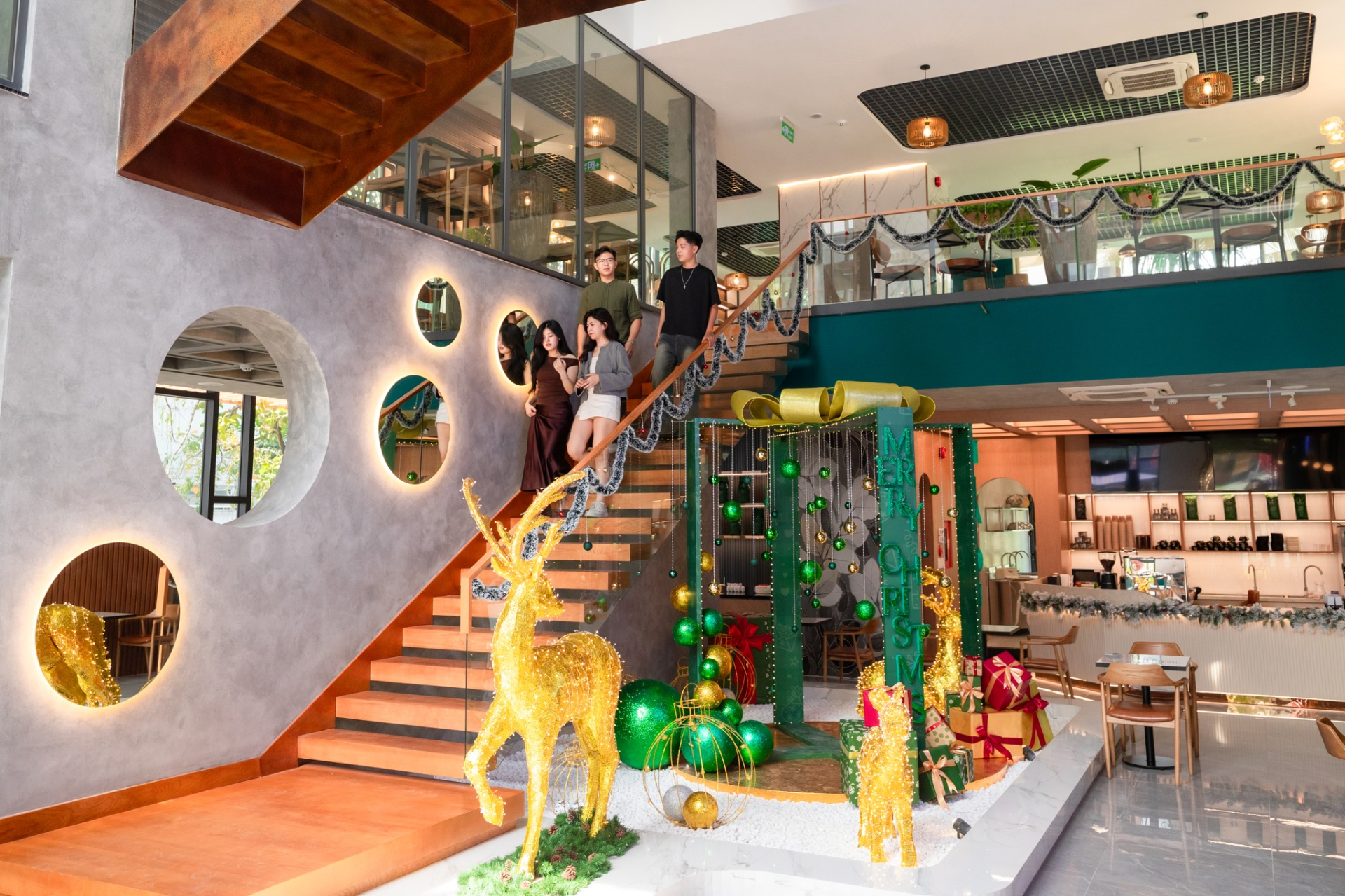 QU&Aacute; XỊN: 1 trường ở TP.HCM mở qu&aacute;n c&agrave; ph&ecirc; như resort trong khu&ocirc;n vi&ecirc;n, sinh vi&ecirc;n đi v&agrave;i bước l&agrave; c&oacute; chỗ ngồi học cực chill- Ảnh 6.