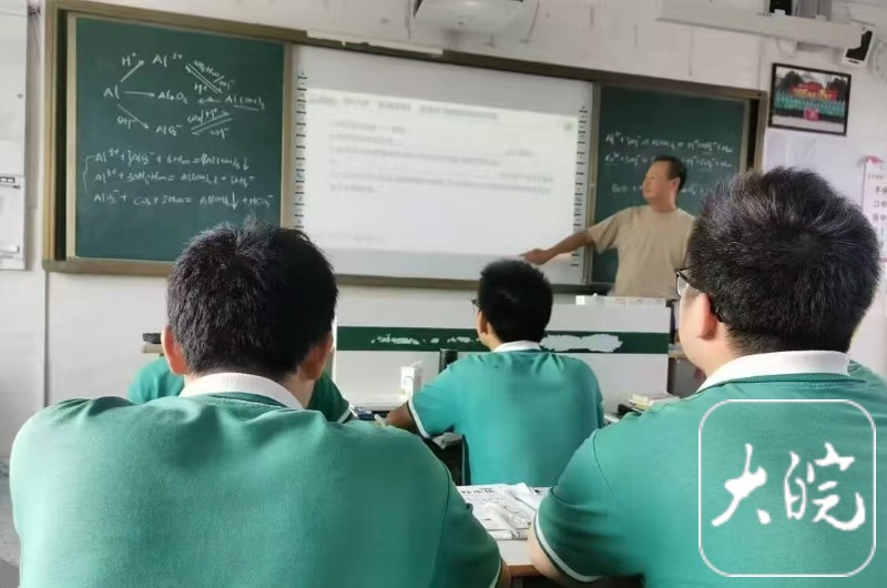 Gi&aacute;o vi&ecirc;n suy thận giai đoạn cuối: 10 năm lọc m&agrave;ng bụng 4 lần/ng&agrave;y, đi gi&agrave;y ngoại cỡ để l&ecirc;n lớp- Ảnh 2.