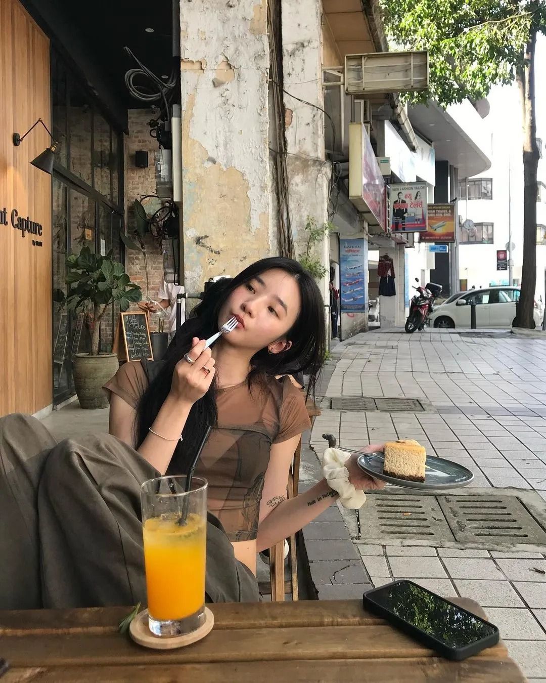 Cảnh b&aacute;o khẩn cho những ai thường xuy&ecirc;n nh&igrave;n v&agrave;o m&agrave;n h&igrave;nh điện thoại trong l&uacute;c ăn- Ảnh 2.