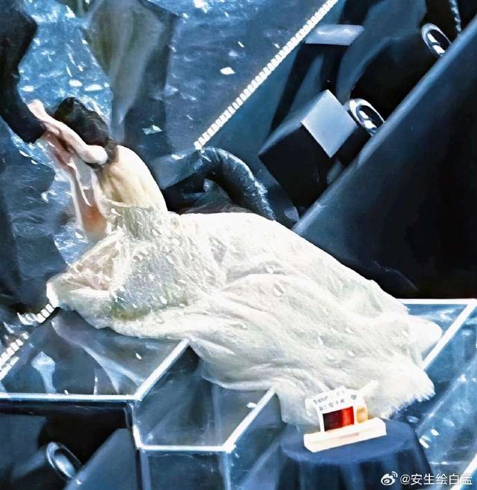 "Mỹ nữ đẹp nhất 2025" ng&atilde; nh&agrave;o h&uacute; v&iacute;a tr&ecirc;n s&acirc;n khấu, ai d&egrave; được 70 triệu người cầu xin "h&atilde;y ng&atilde; v&agrave;o l&ograve;ng anh"- Ảnh 9.