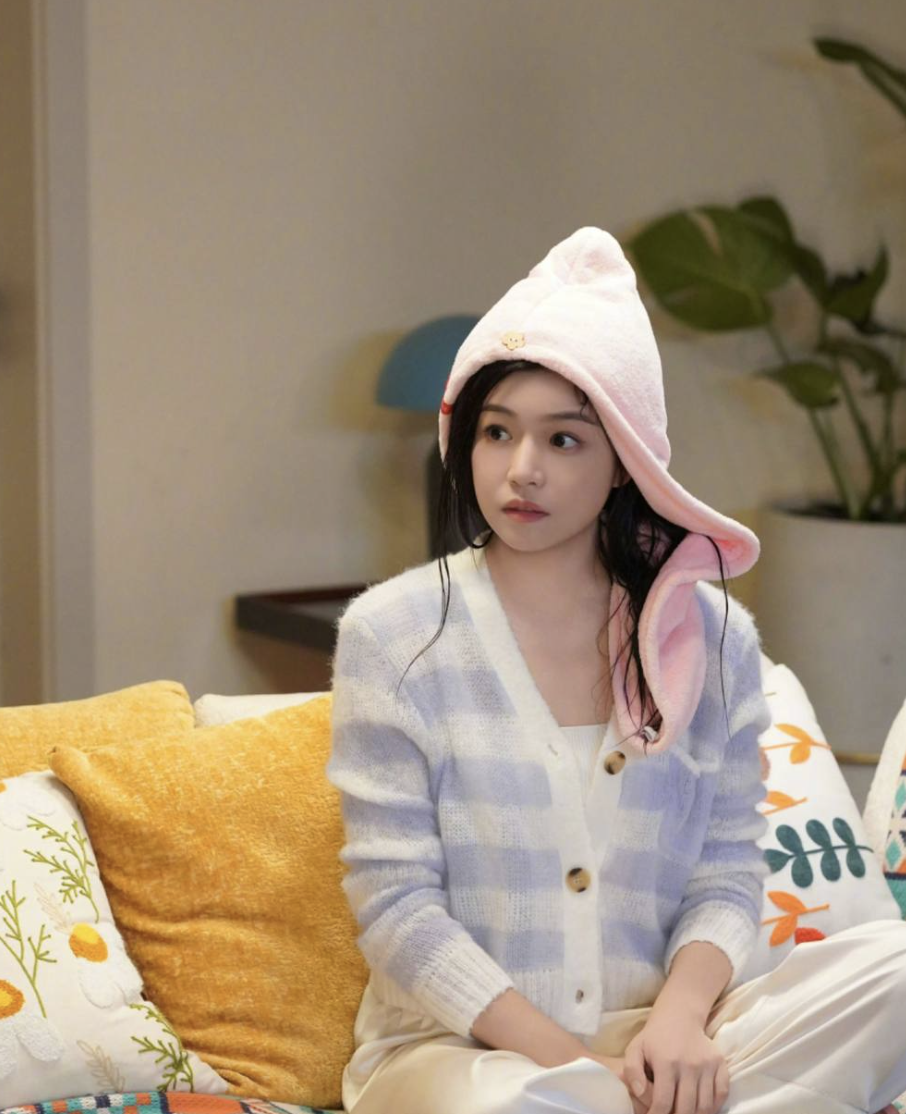 Trần đời chỉ c&oacute; Trần Nghi&ecirc;n Hy: 42 tuổi vẫn c&acirc;n đẹp style c&ocirc;ng ch&uacute;a v&agrave; "trai ngoan" k&eacute;m 19 tuổi- Ảnh 8.