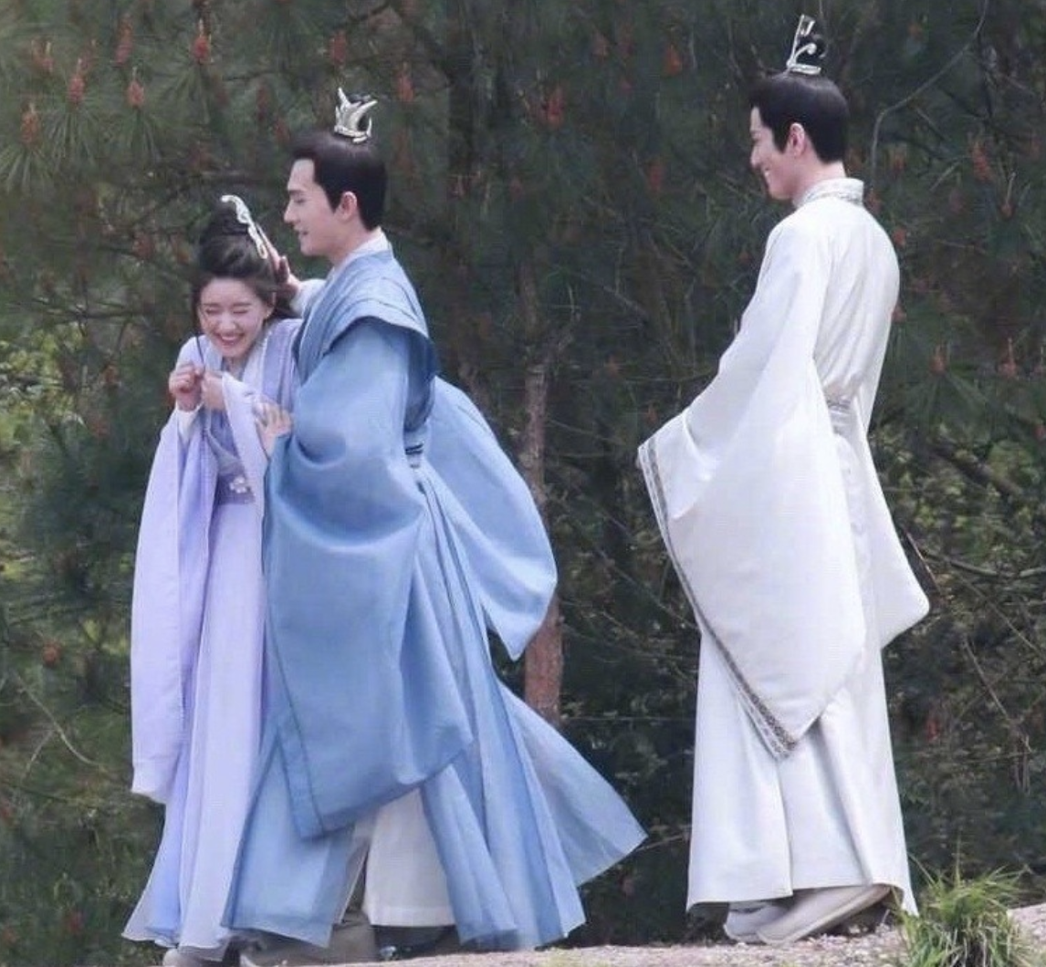 Hot nhất Weibo: Dương Dương v&agrave; Triệu Lộ Tư lộ chuyện hẹn h&ograve;, nh&agrave; g&aacute;i &ecirc; chề v&igrave; bị cả MXH cười ch&ecirc;- Ảnh 2.