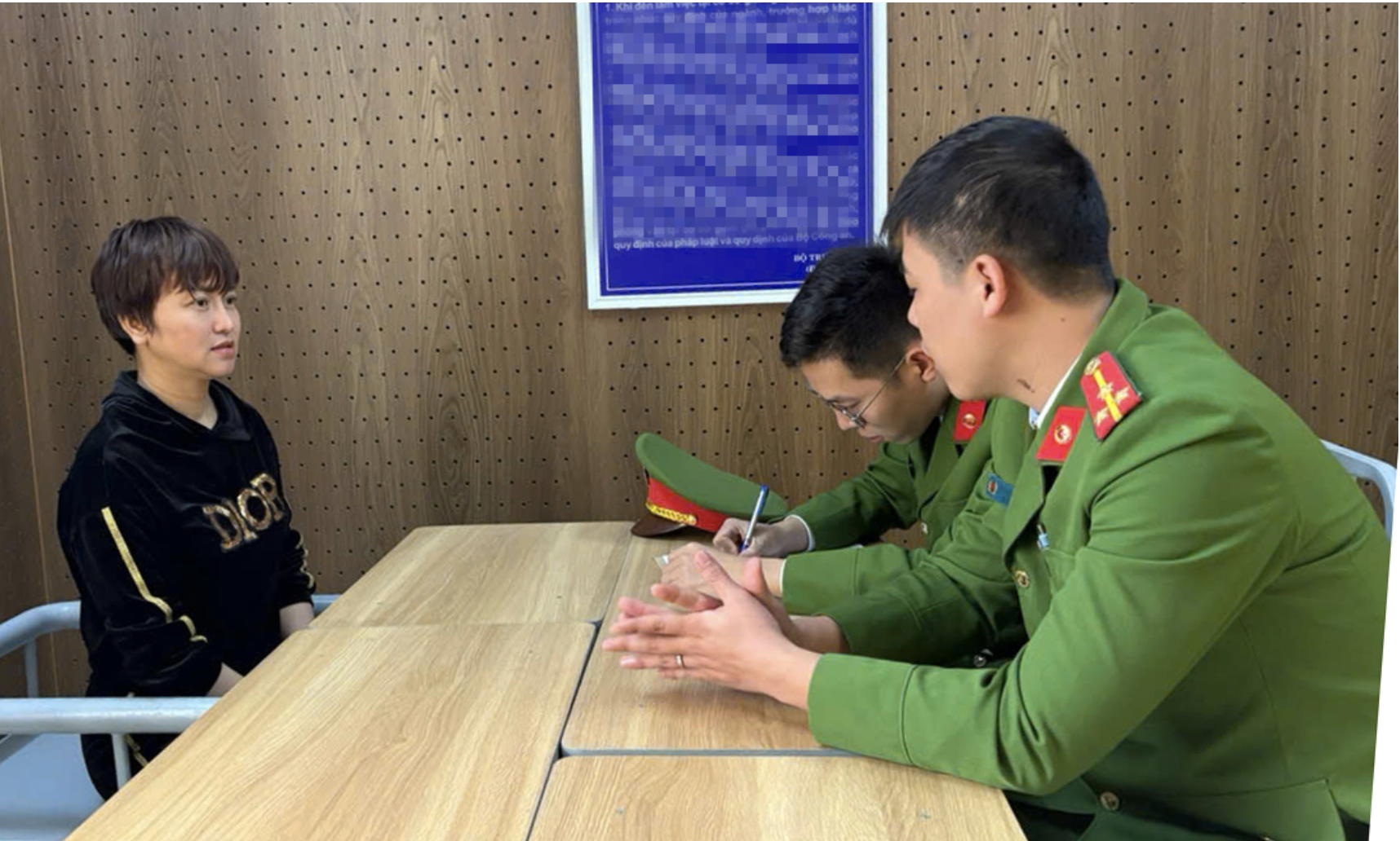 Nụ cười kh&oacute; hiểu của người phụ nữ trở về sau 5 năm giả chết, trục lợi hơn 1,2 tỷ đồng tiền bảo hiểm- Ảnh 3.