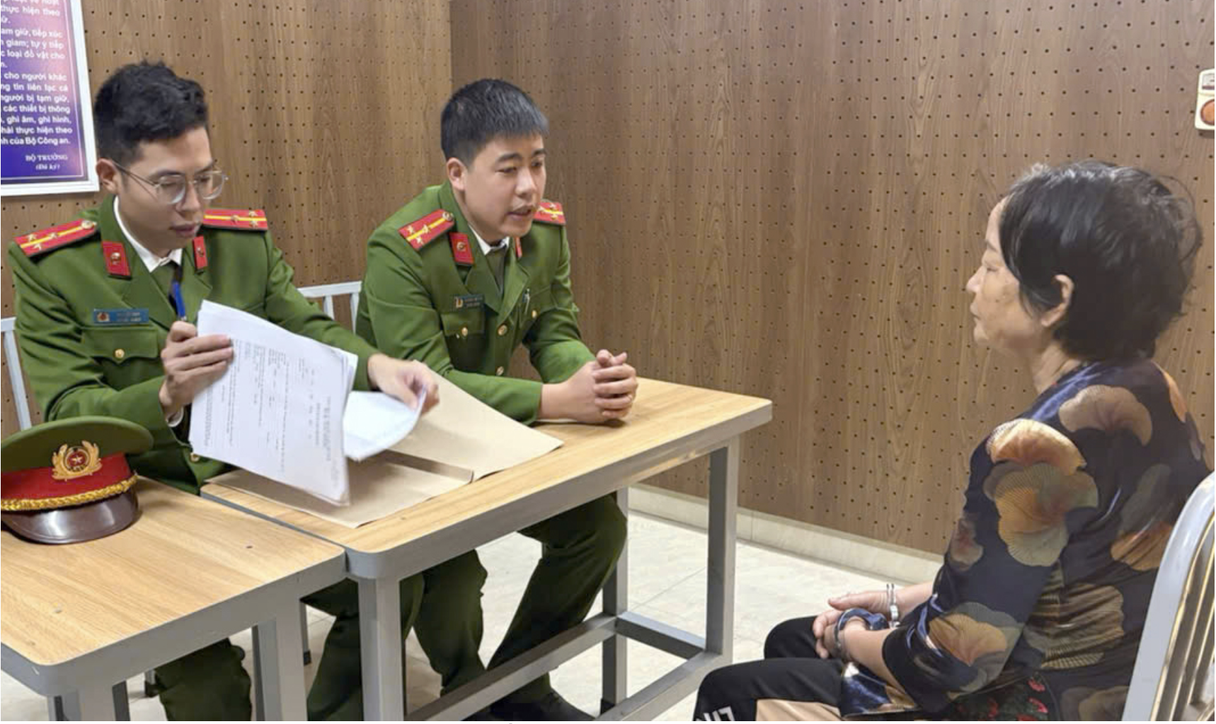 Nụ cười kh&oacute; hiểu của người phụ nữ trở về sau 5 năm giả chết, trục lợi hơn 1,2 tỷ đồng tiền bảo hiểm- Ảnh 4.