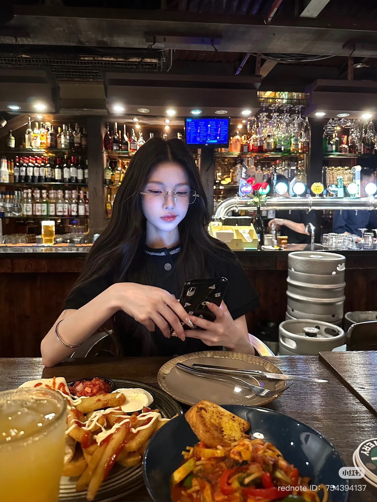 Cảnh b&aacute;o khẩn cho những ai thường xuy&ecirc;n nh&igrave;n v&agrave;o m&agrave;n h&igrave;nh điện thoại trong l&uacute;c ăn- Ảnh 4.