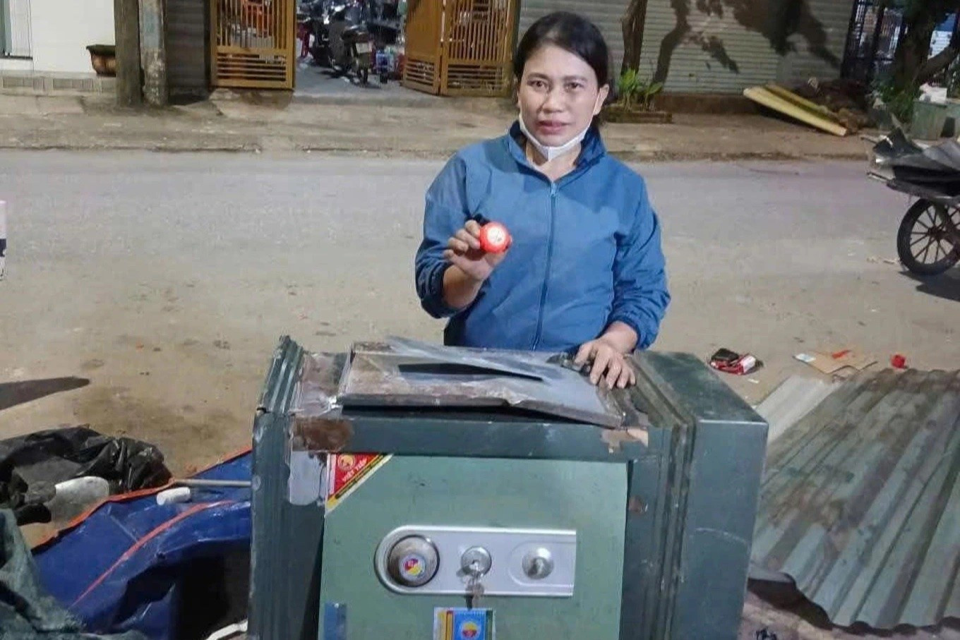 Thu mua phế liệu, ph&aacute;t hiện 5,5 chỉ v&agrave;ng trong k&eacute;t sắt cũ- Ảnh 1.