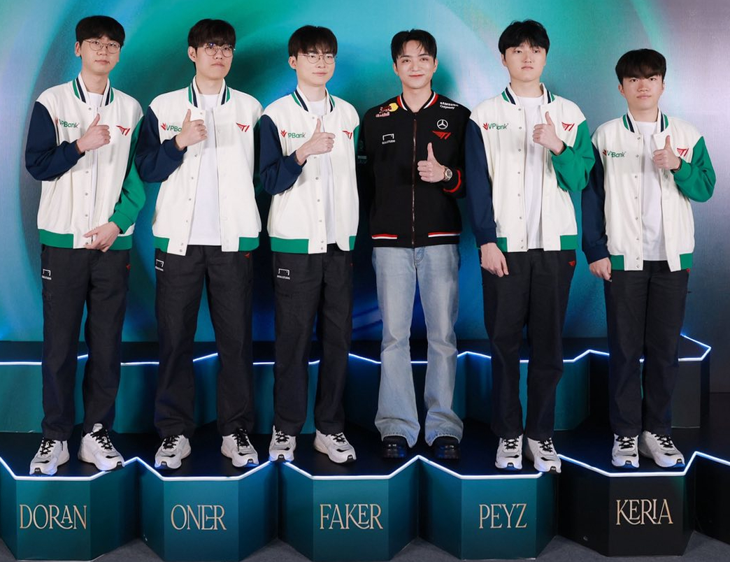 C&oacute; l&agrave; SOOBIN th&igrave; cũng lắp bắp khi đứng cạnh Faker, đứng giữa đội h&igrave;nh T1 mới nhận ra 1 sự thật cay đắng- Ảnh 1.